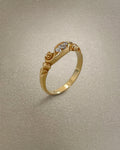 Victorian diamond three stone banner ring in 18kt yellow gold with old mine cut diamonds and carved scroll detail – Auric Vintage