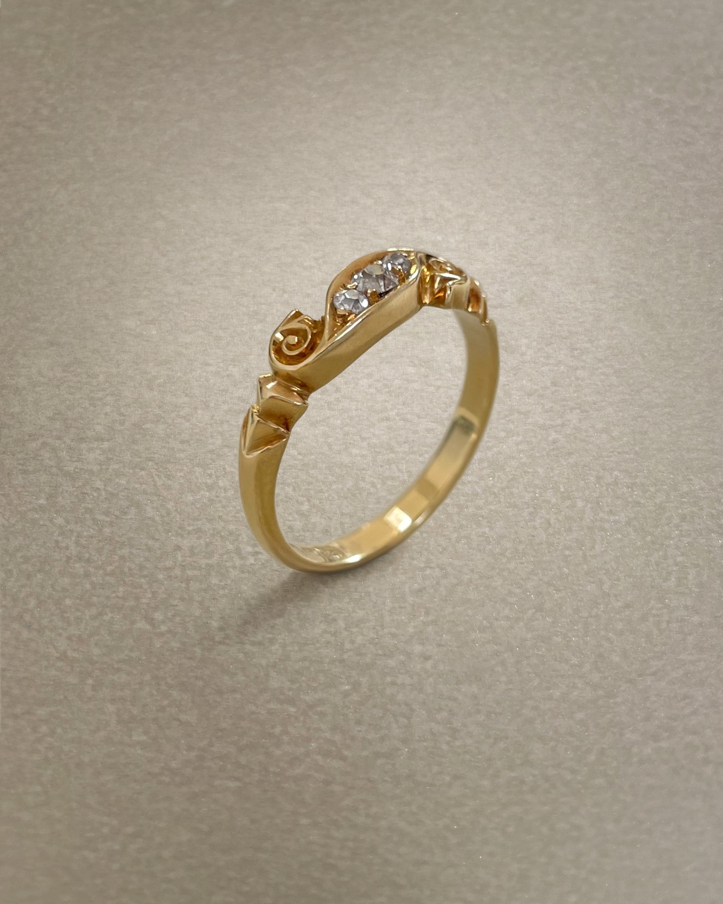 Victorian diamond three stone banner ring in 18kt yellow gold with old mine cut diamonds and carved scroll detail – Auric Vintage