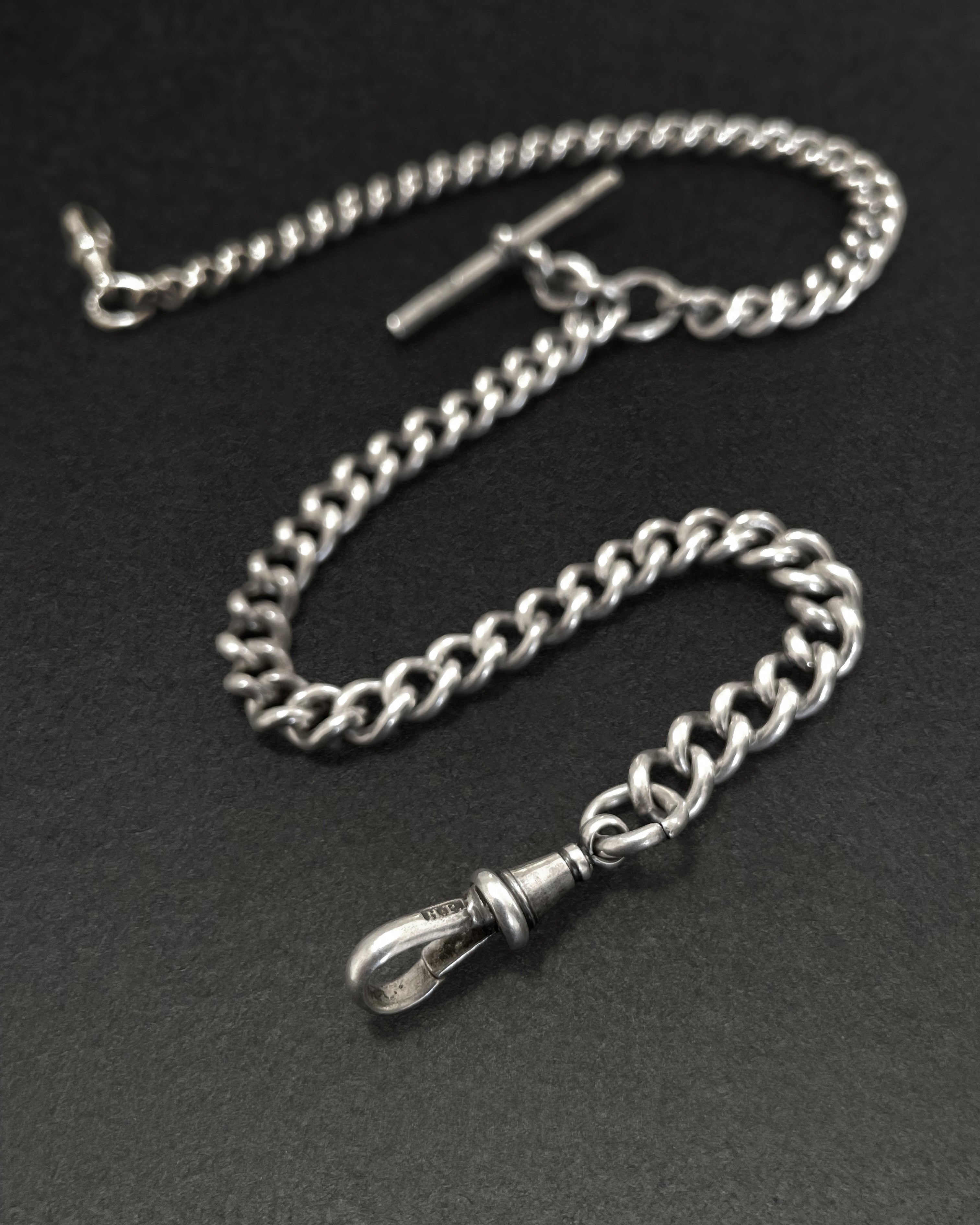Side view of Edwardian sterling silver chain and T-bar showing link profile and suspended bar – Auric Vintage