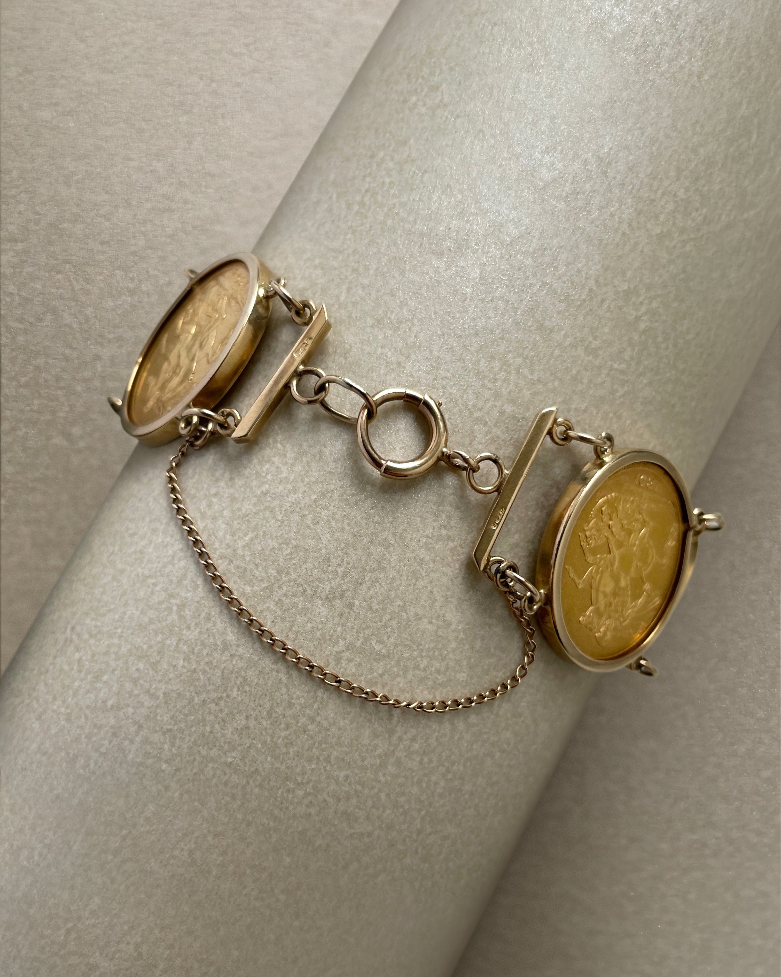 Close-up of antique sovereign coin bracelet showing clasp and safety chain detail – Auric Vintage