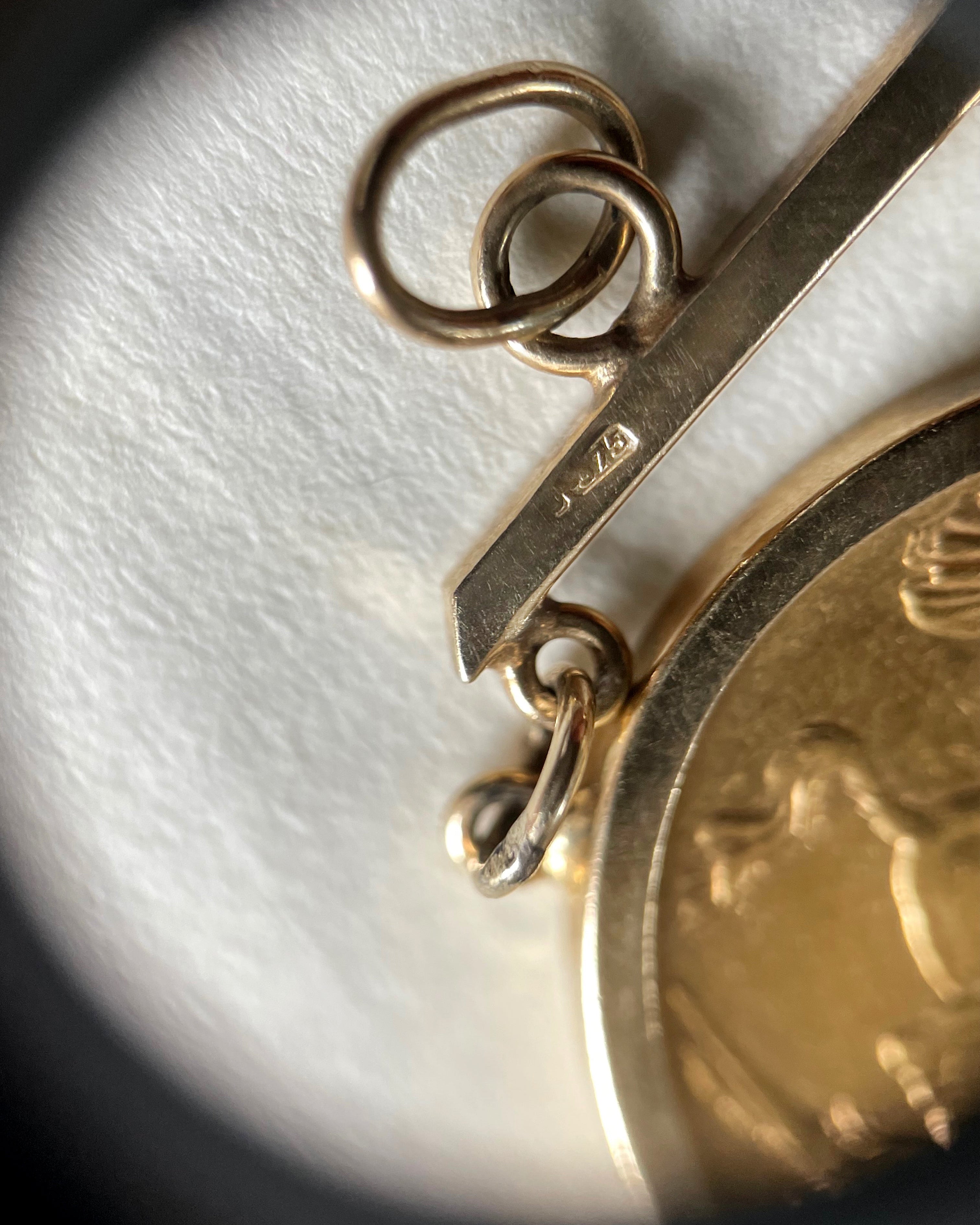 Close-up of antique sovereign coin bracelet showing 375 gold mark on bracelet – Auric Vintage