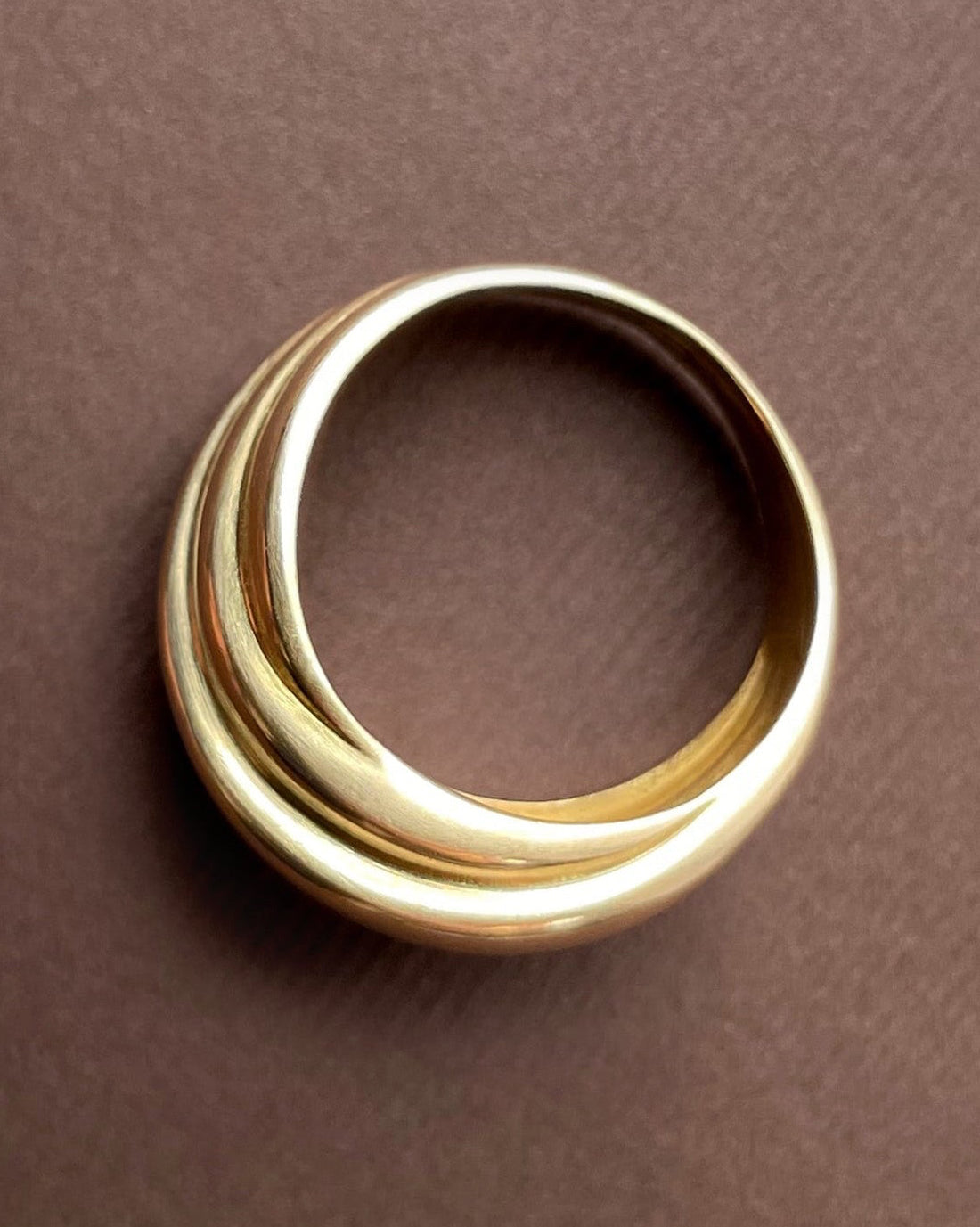Top view of 1980s French 18kt yellow gold draped ring showing layered ribbon form – Auric Vintage