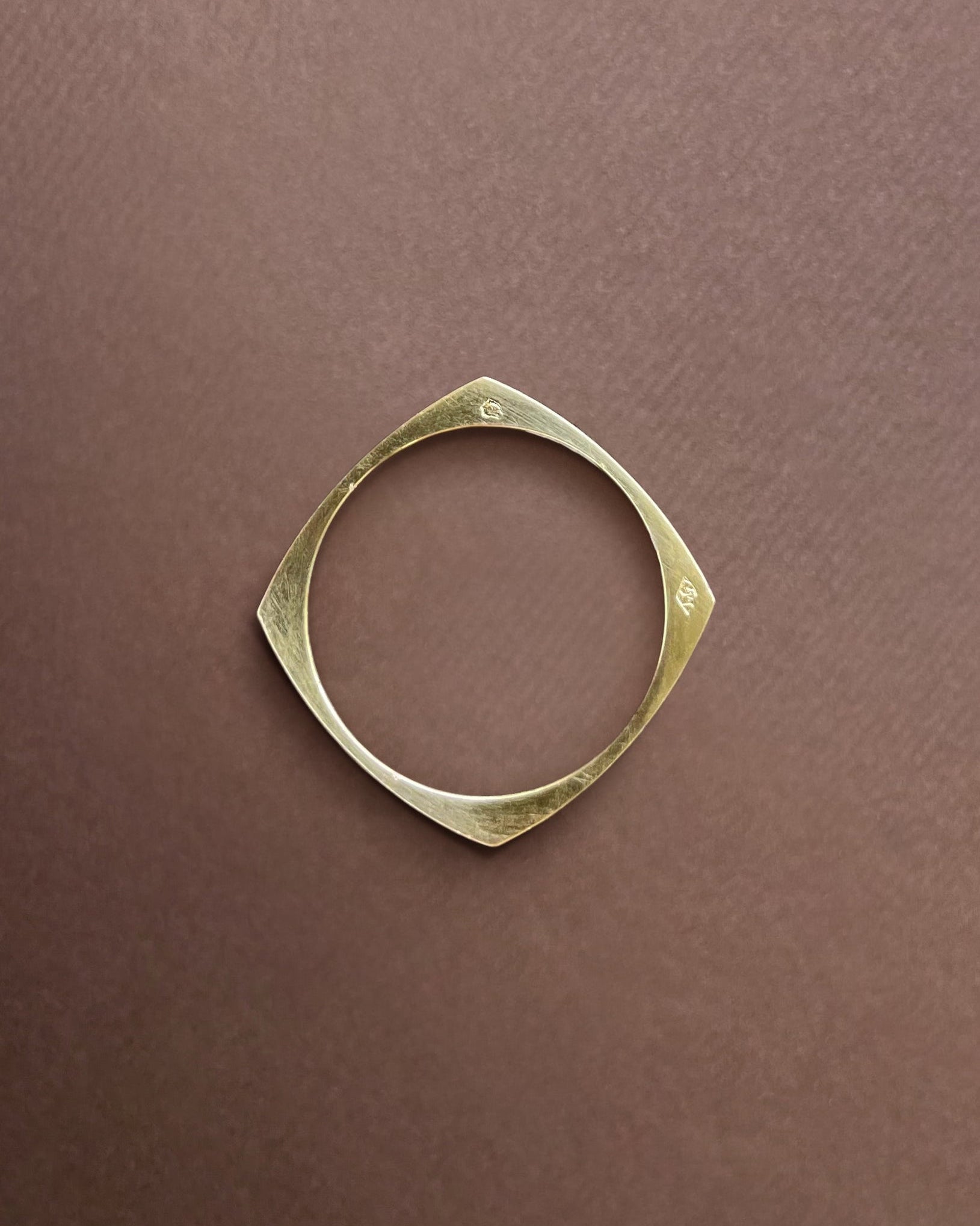 Top view of French 18kt yellow gold ribbed band showing linear creases and faceted finish – Auric Vintage