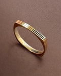 French quadrangular ribbed band in 18kt yellow gold with faceted linear design and structured form – Auric Vintage