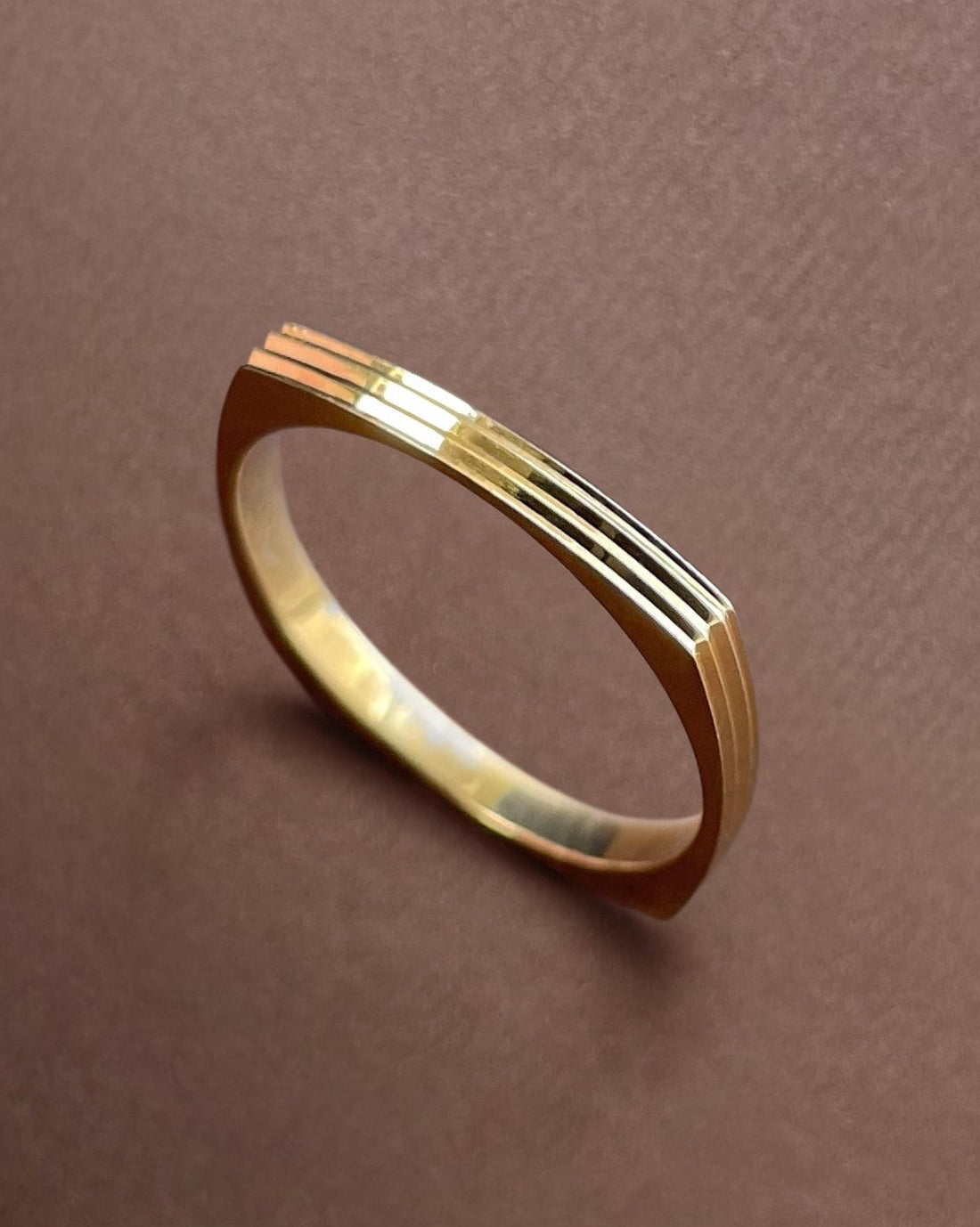 French quadrangular ribbed band in 18kt yellow gold with faceted linear design and structured form – Auric Vintage