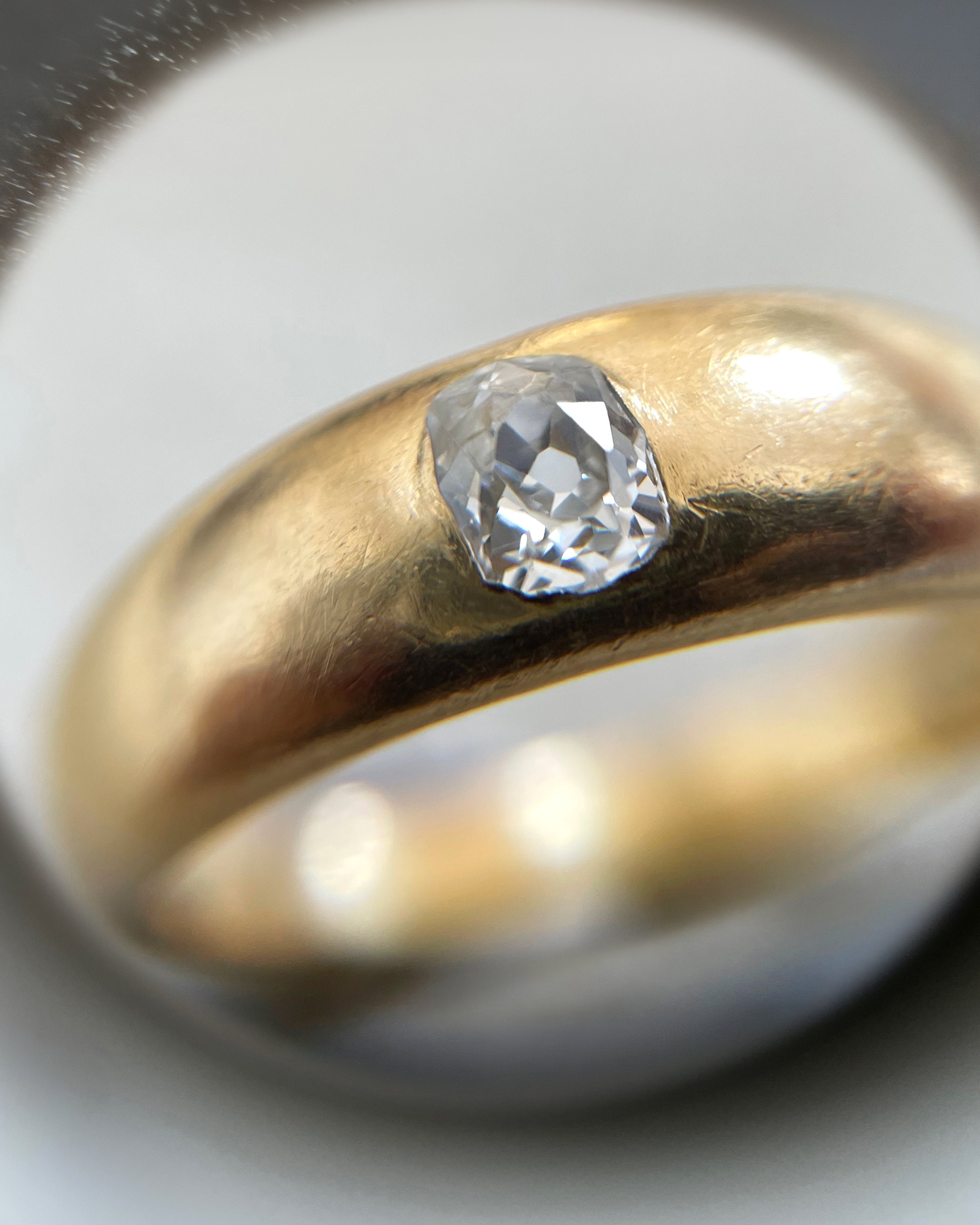 Close-up of Victorian solitaire diamond ring in 18kt yellow gold showing old mine cut diamond and smooth setting – Auric Vintage