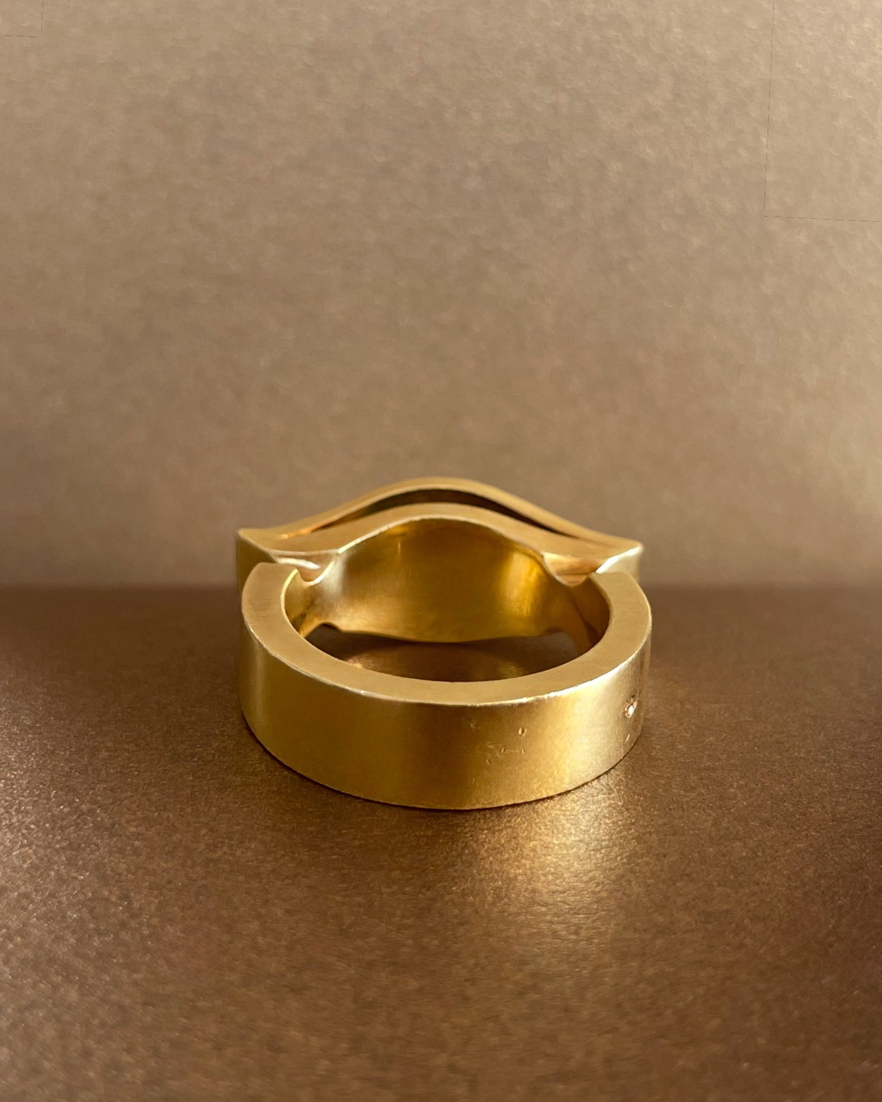 Rear view of modernist French emerald iris ring in 18kt yellow gold showing sculptural gallery – Auric Vintage