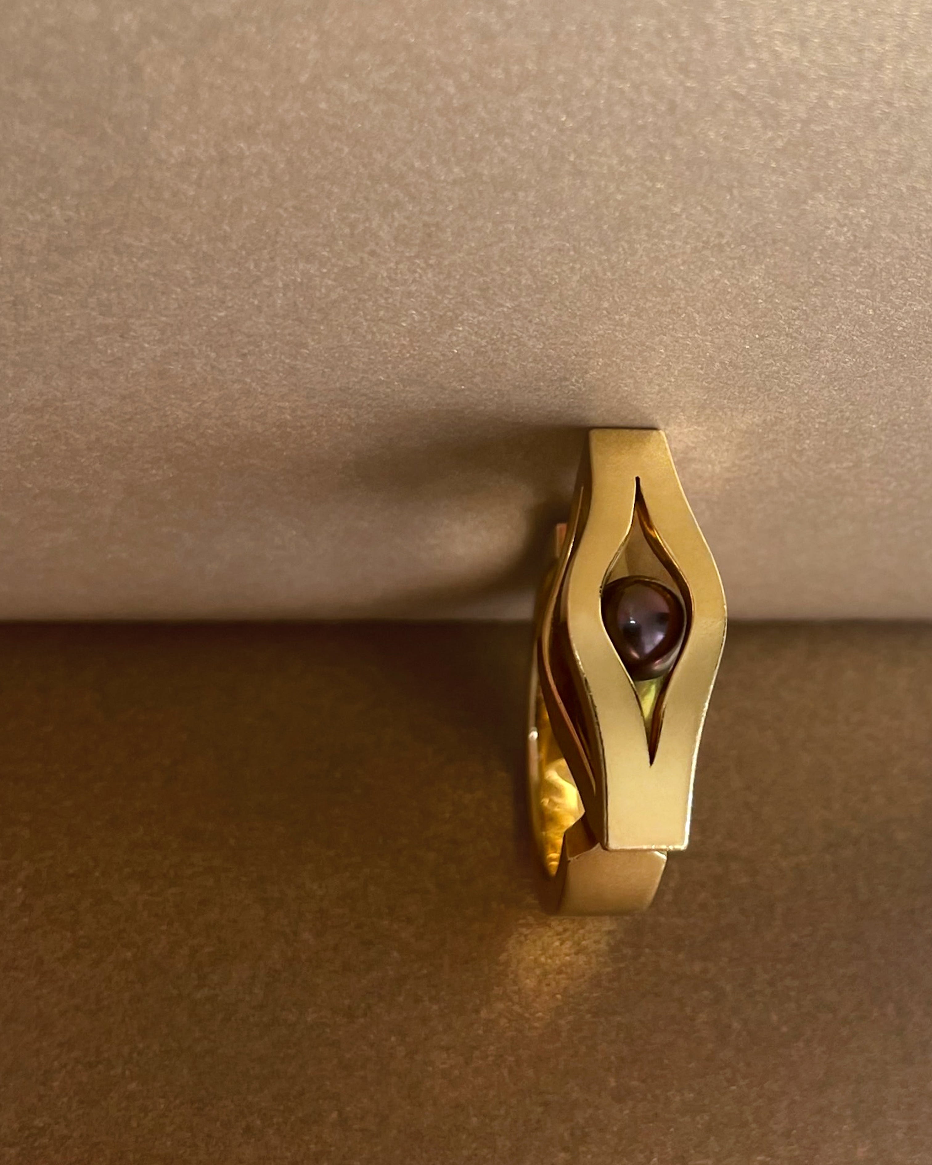 Modernist French Tahitian black pearl iris ring in 18kt yellow gold, front view – Auric Vintage