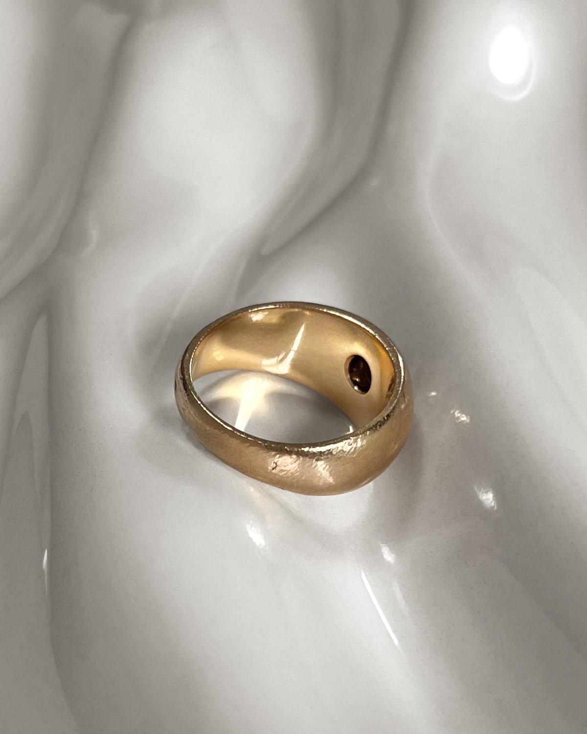 Reverse of 1970s French vintage 18kt yellow gold diamond solitaire engagement ring showing the tapered gold band