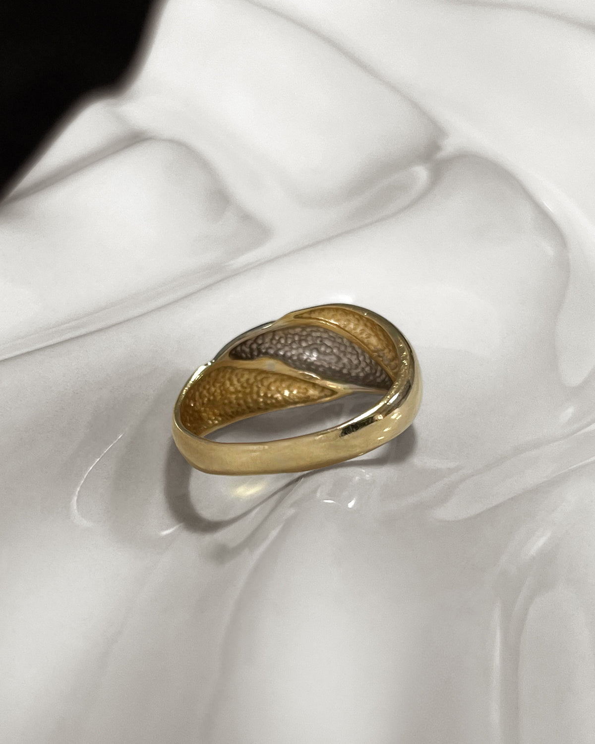 Reverse of vintage 18kt two-tone gold ring showing the smooth tapered yellow gold band