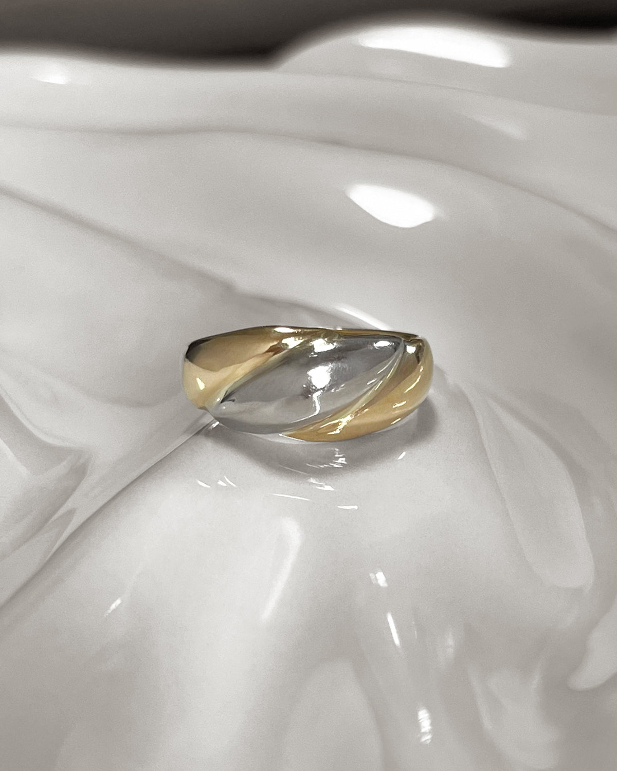 Vintage 18kt two-tone gold bombe ring with domed white gold centre and diagonal detailing, French jewellery