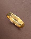 Contemporary hammered band in 18kt yellow gold with rustic textured finish and 4mm width – Auric Vintage
