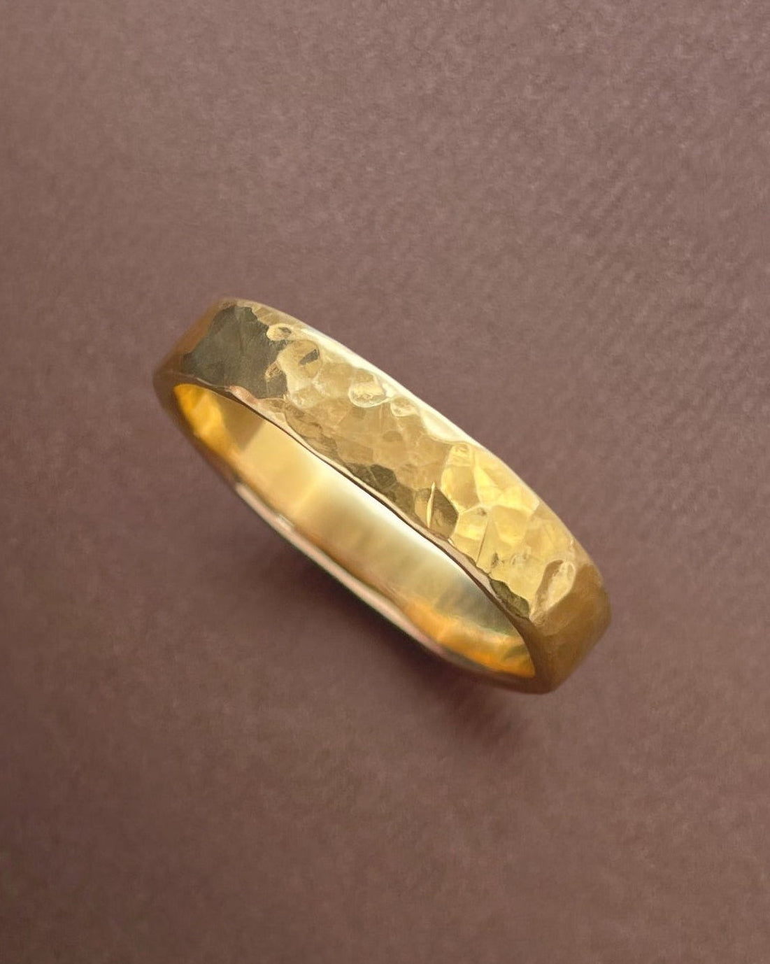 Contemporary hammered band in 18kt yellow gold with rustic textured finish and 4mm width – Auric Vintage
