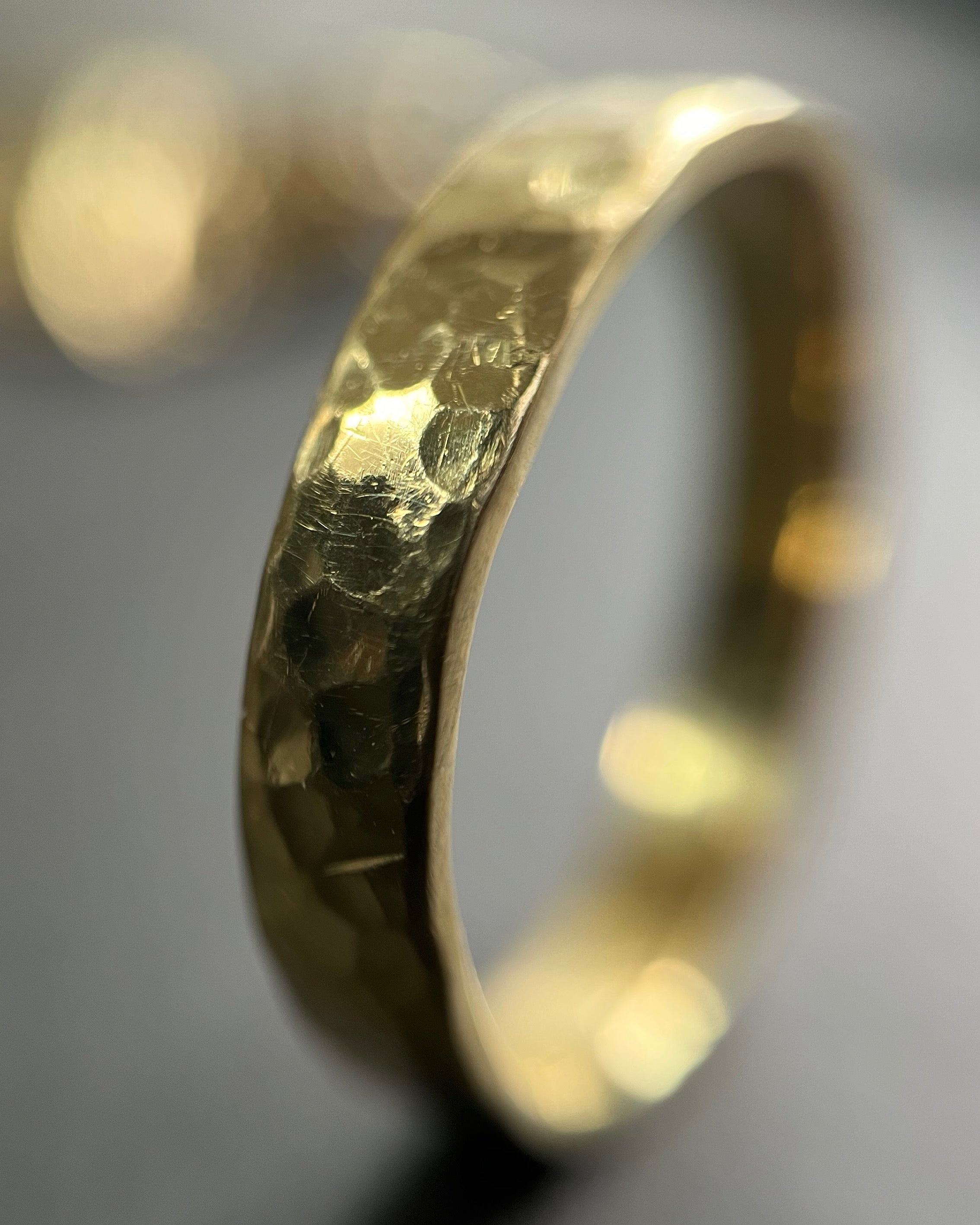 Close-up of contemporary hammered band in 18kt yellow gold showing rustic textured finish – Auric Vintage