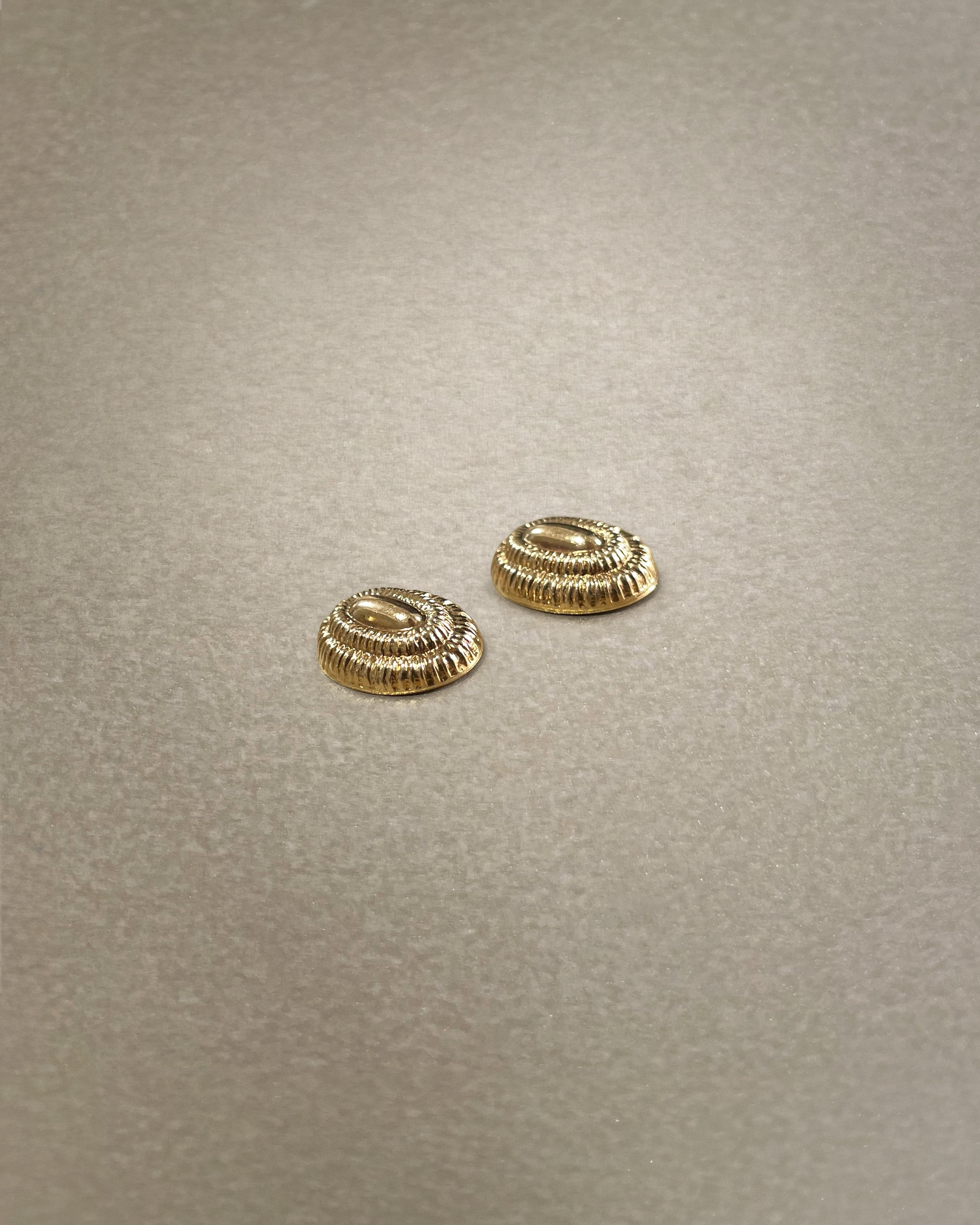 Seventies oval ribbed terraced stud earrings in 9kt yellow gold, front view – Auric Vintage