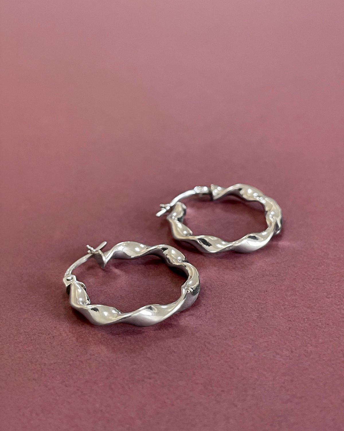 Twirl twist hoop earrings