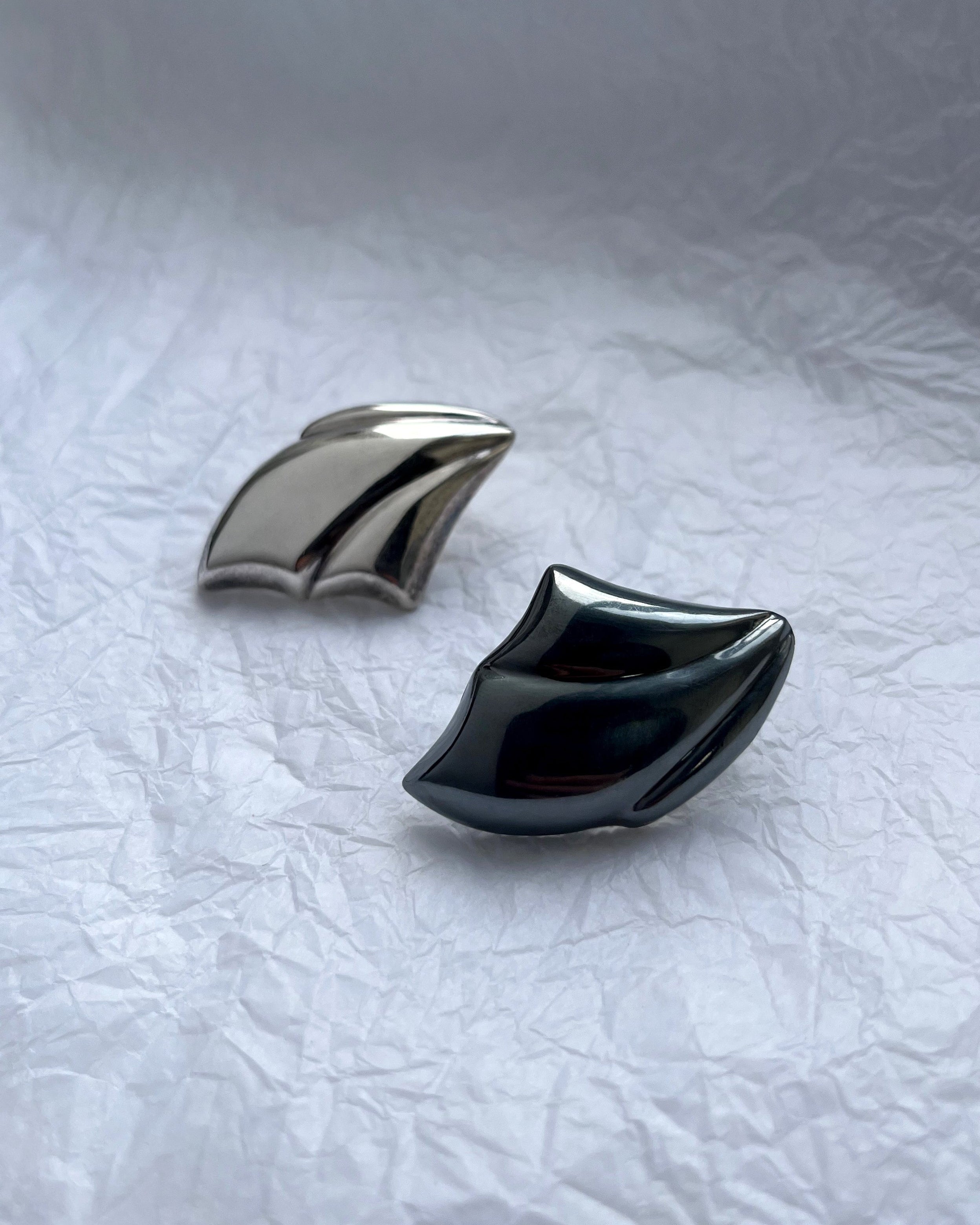 Postmodern sculptural earrings in sterling silver with draped form and mixed finish – Auric Vintage