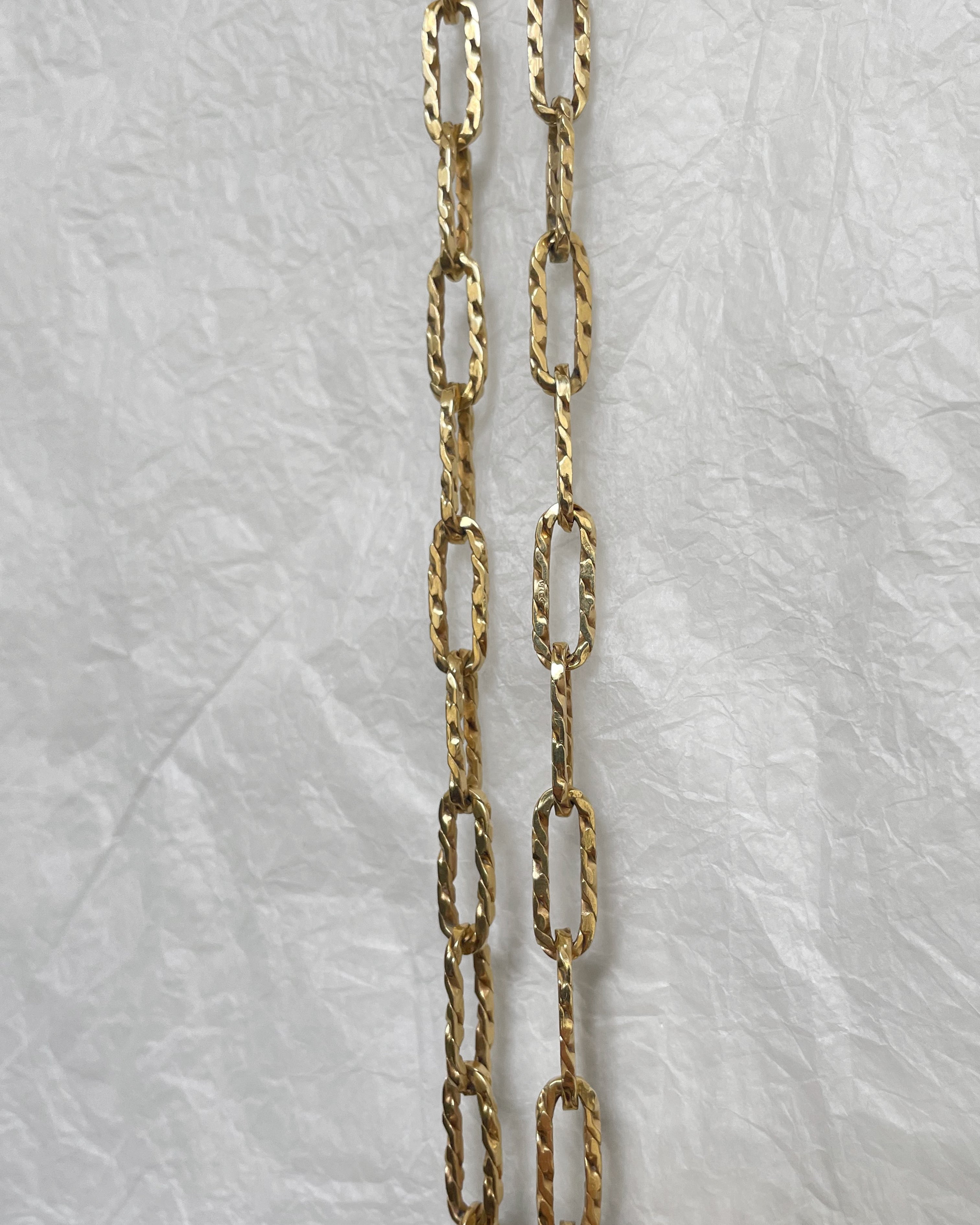 Close-up of 1970s 9kt yellow gold paperlink chain showing textured rope twist link detail – Auric Vintage