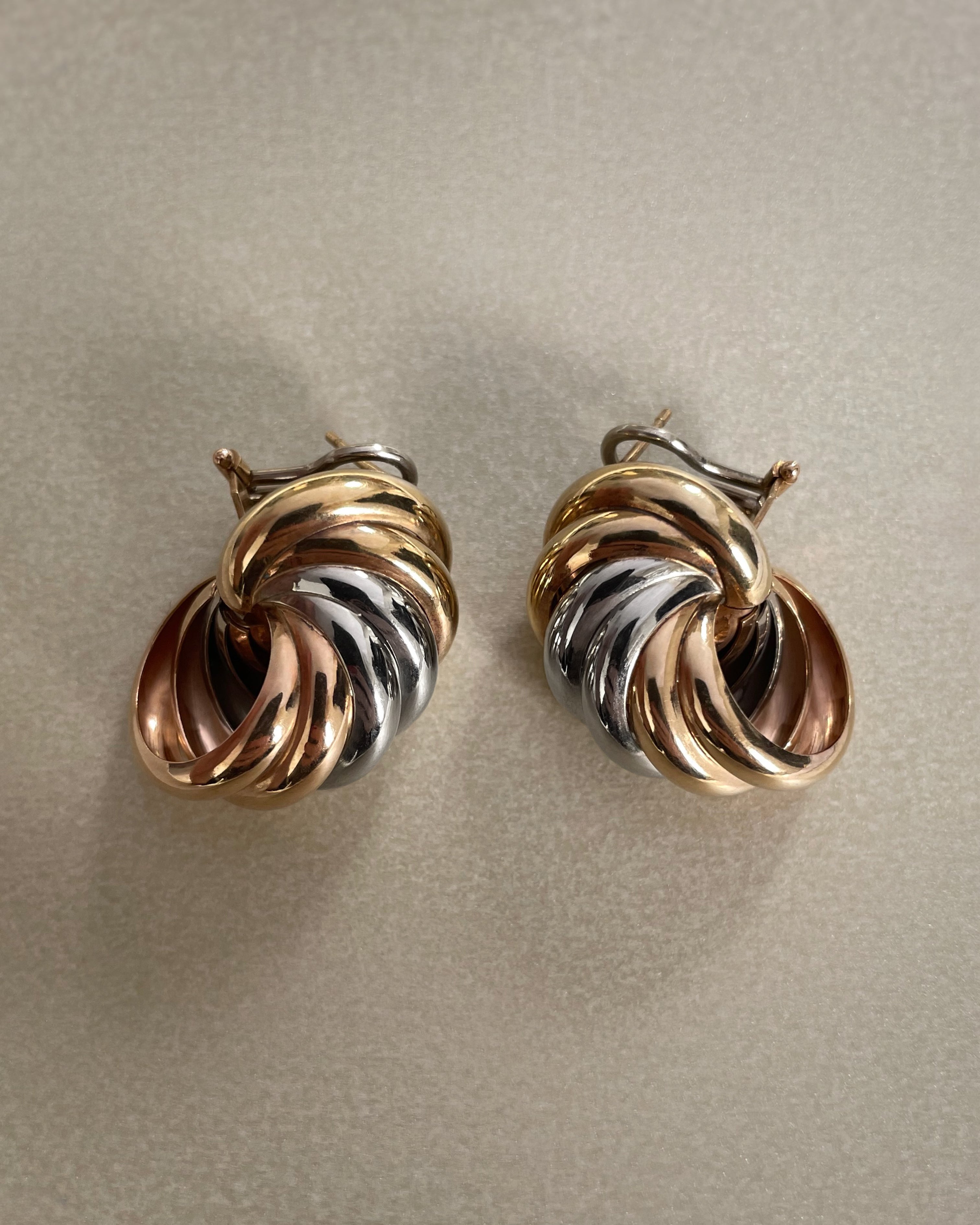 Reverse of seventies tri-gold spiral hoop earrings in 9kt gold showing omega backs and post fittings – Auric Vintage”