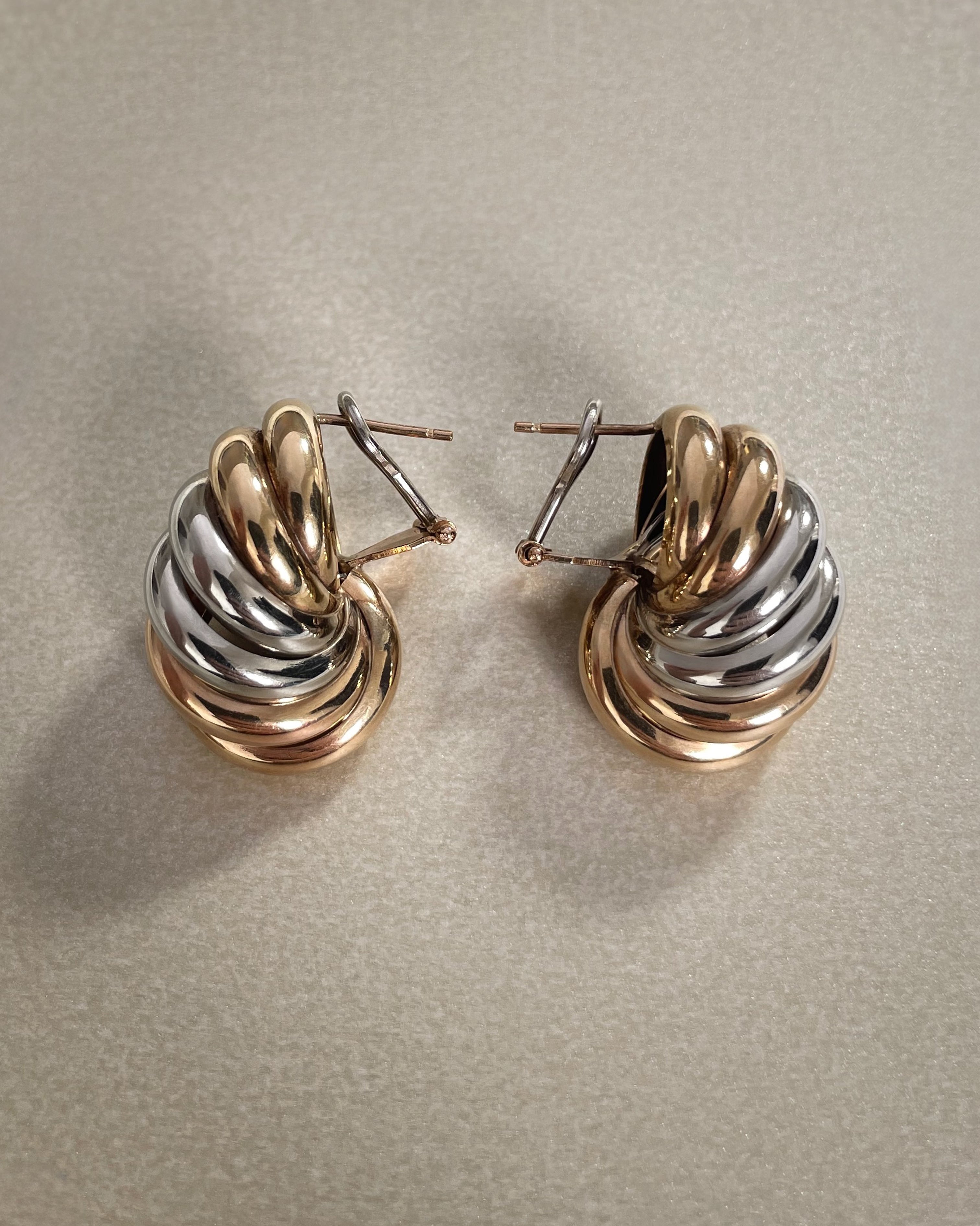 Seventies tri-gold spiral hoop earrings in 9kt gold with yellow, rose and white gold twisted bands – Auric Vintage