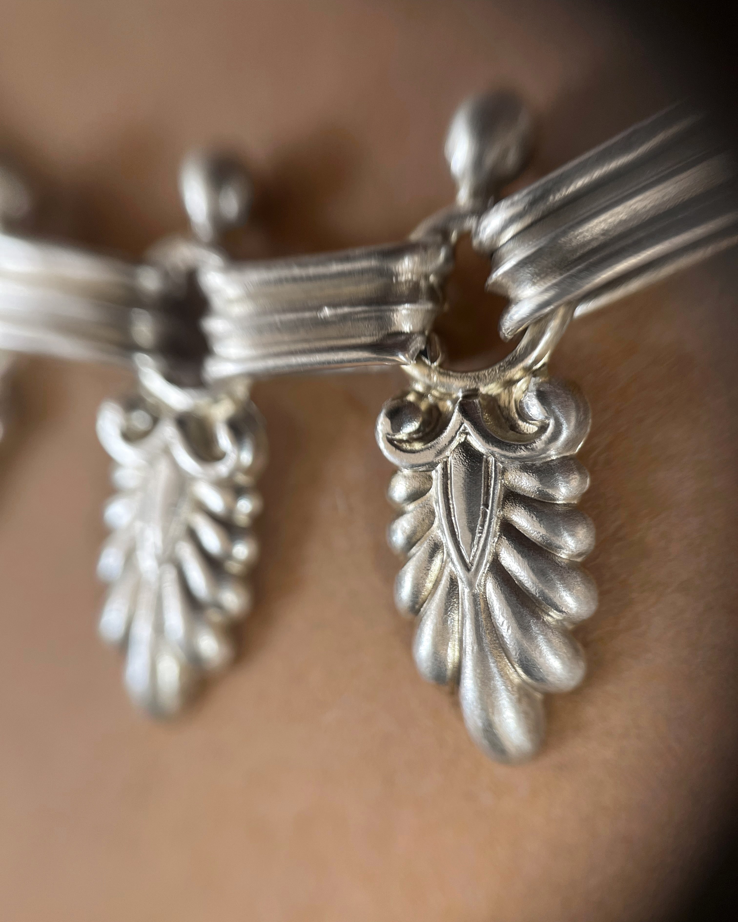 Close-up of articulated palm leaf fringe detail on antique Sterling silver Cleopatra collar necklace – Auric Vintage