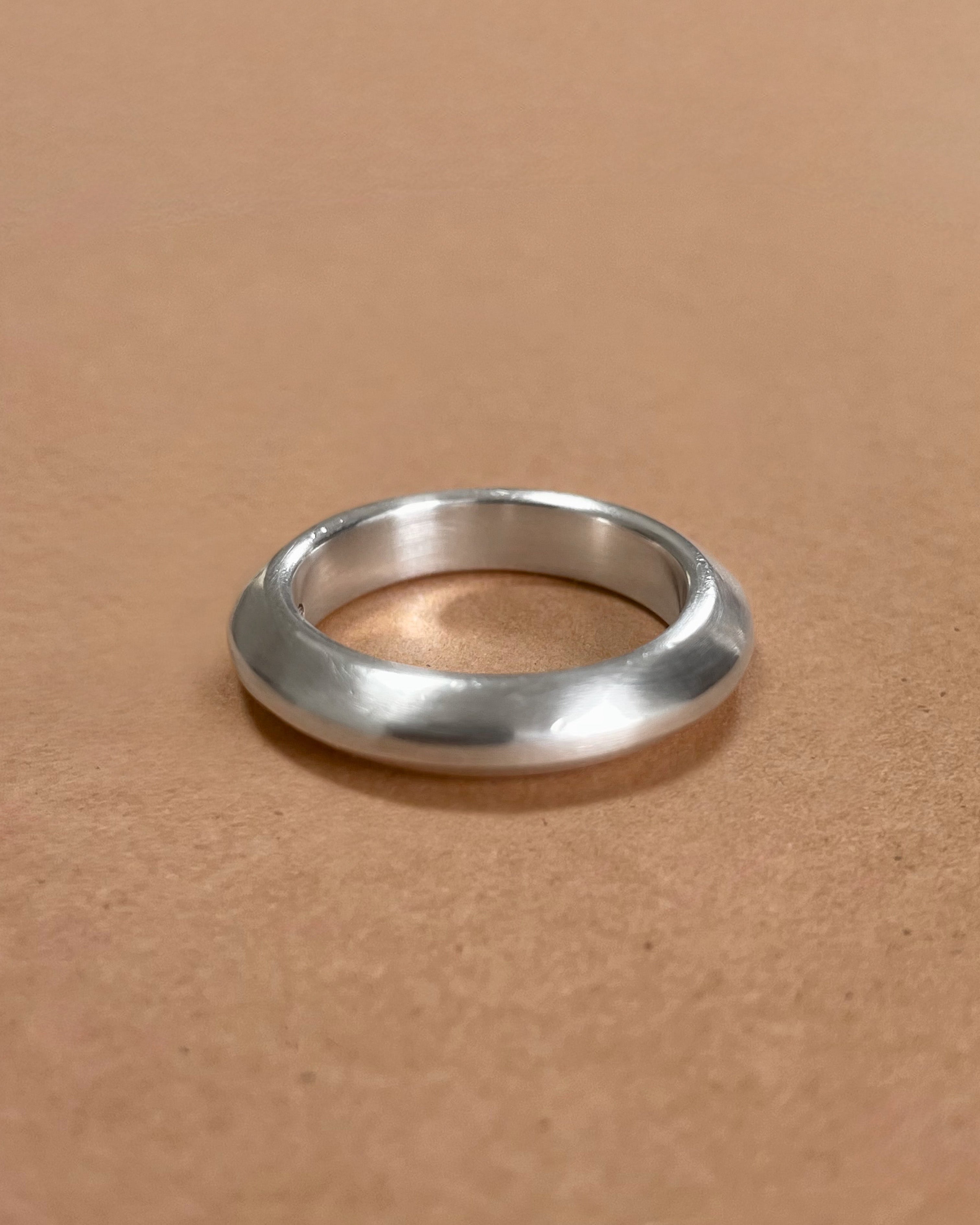 Vintage chunky knife-edge ring in Sterling silver, front view – Auric Vintage