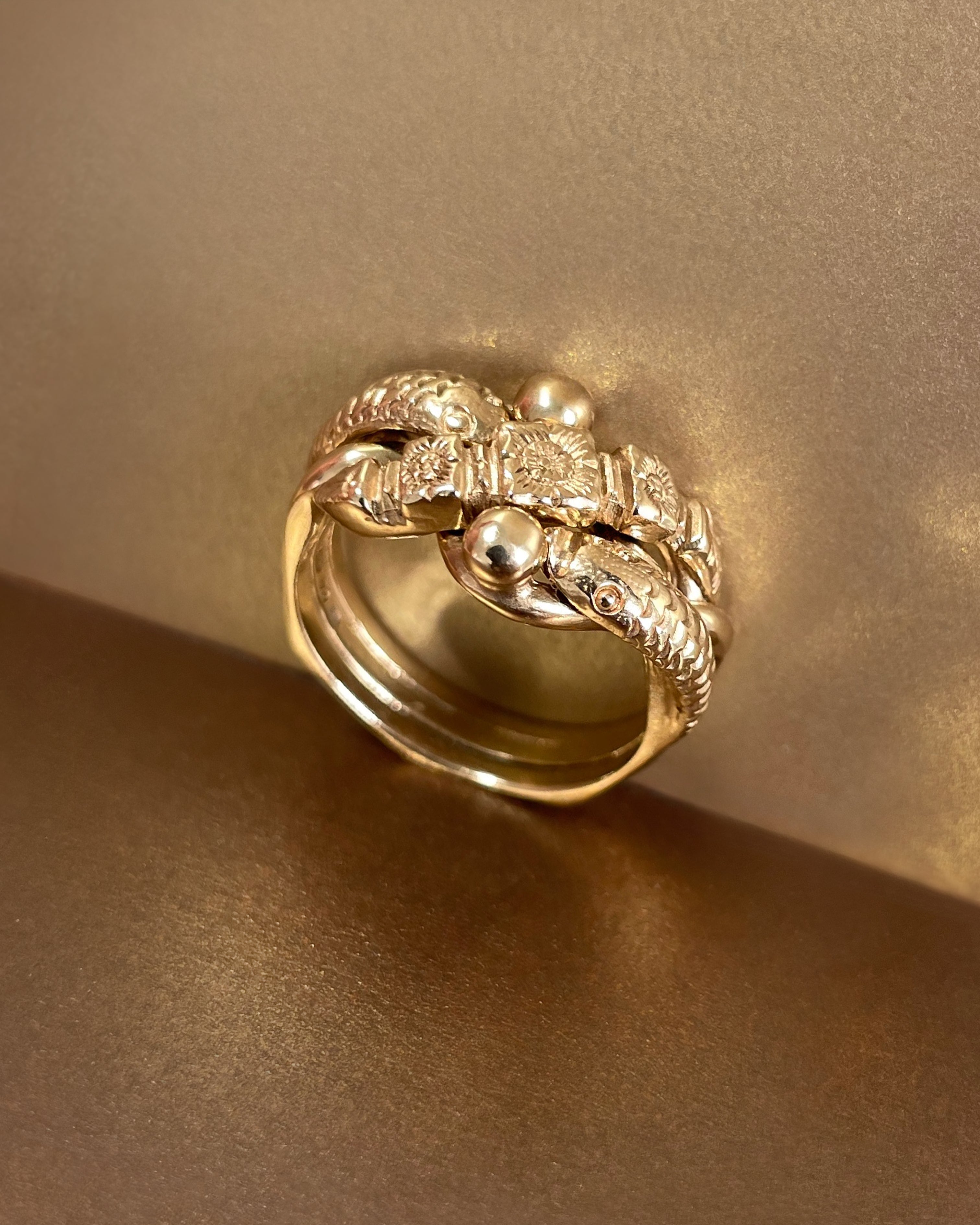 Side view of vintage British flower and serpent puzzle ring in 9kt yellow gold showing interlocking bands – Auric Vintage