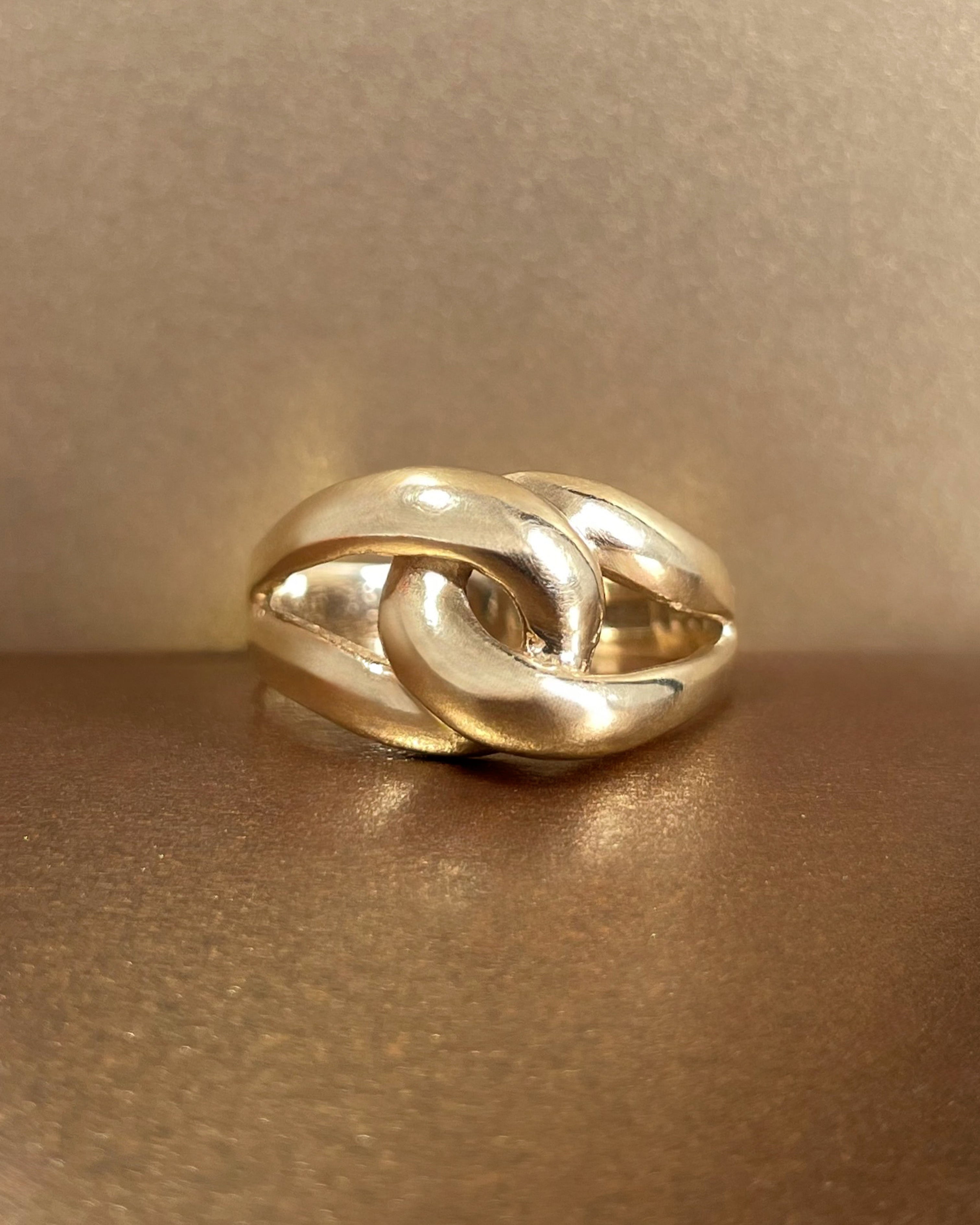 Eighties crossover knot ring in 9kt yellow gold, front view – Auric Vintage
