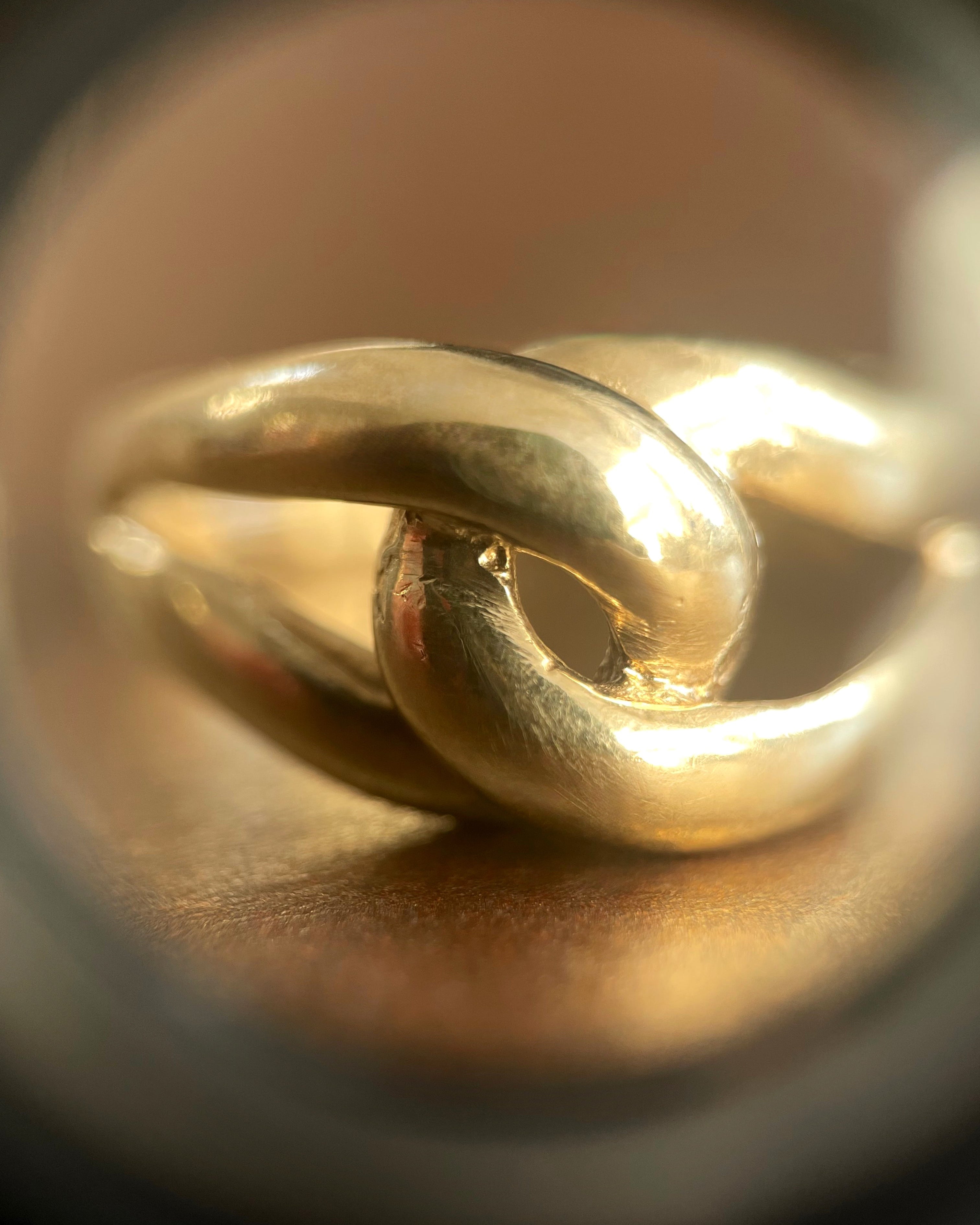 Close-up of crossover knot detail on Eighties 9kt yellow gold ring – Auric Vintage
