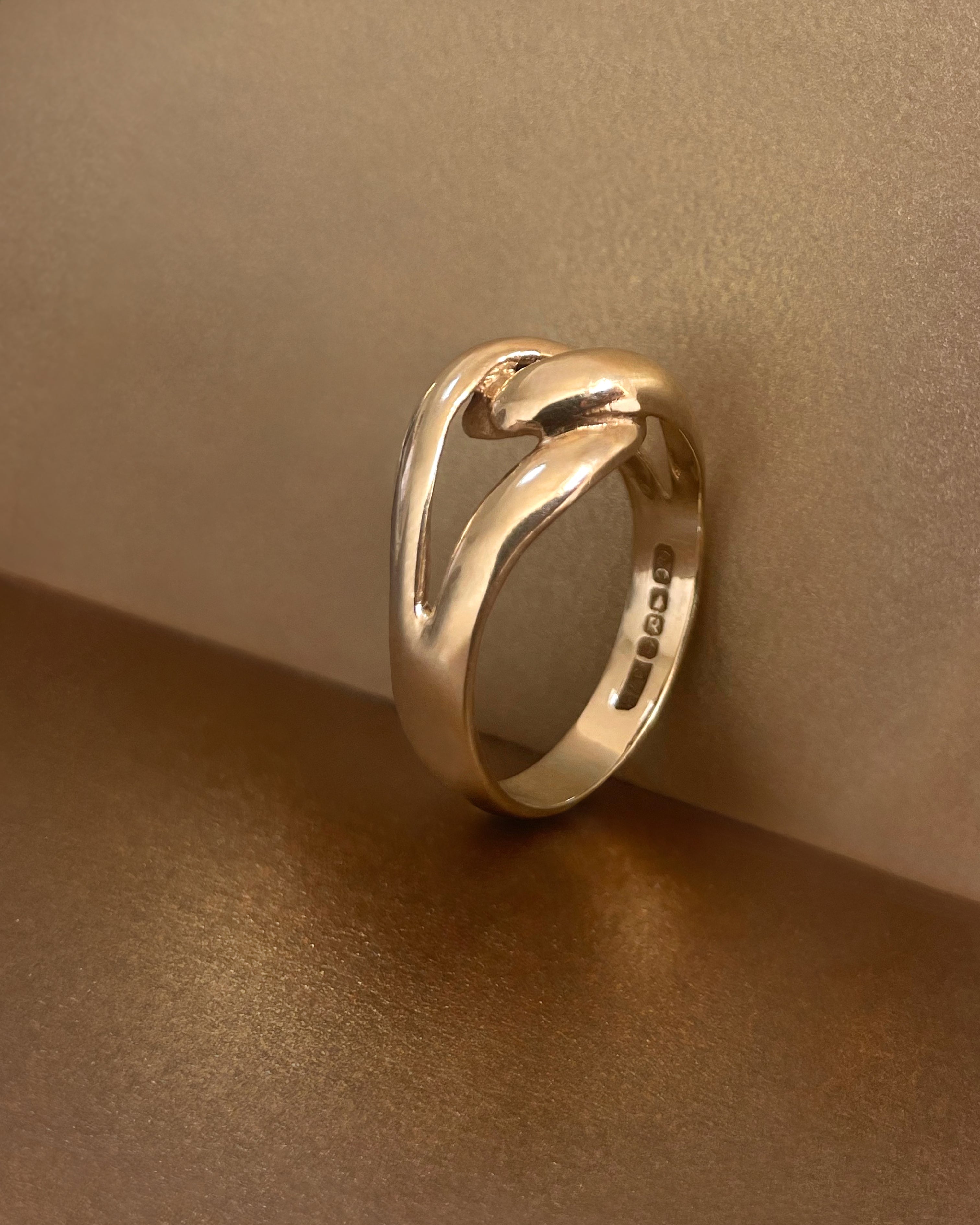 Side view of Eighties crossover knot ring in 9kt yellow gold showing sculptural profile – Auric Vintage