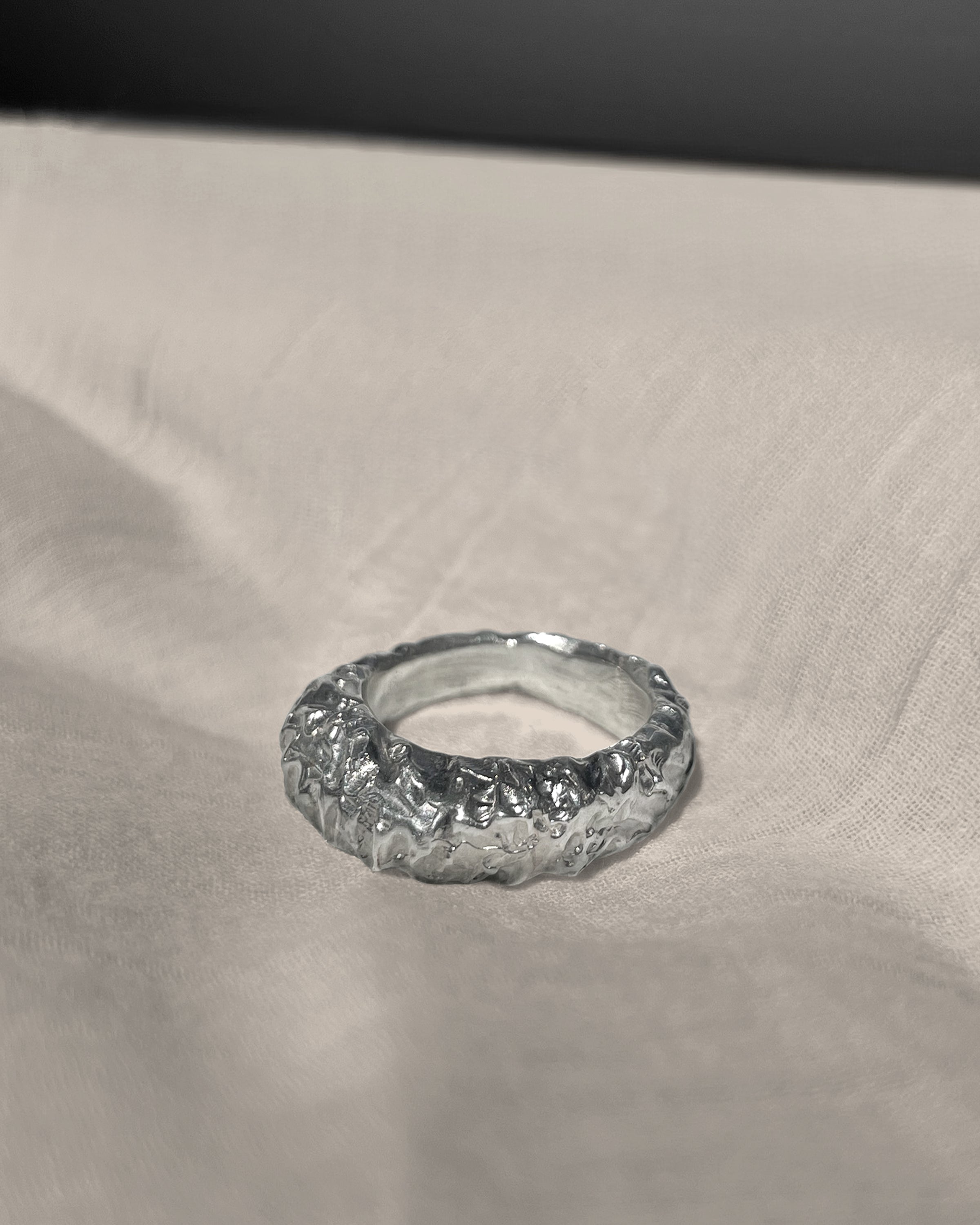 Brutalist ring III - Deep