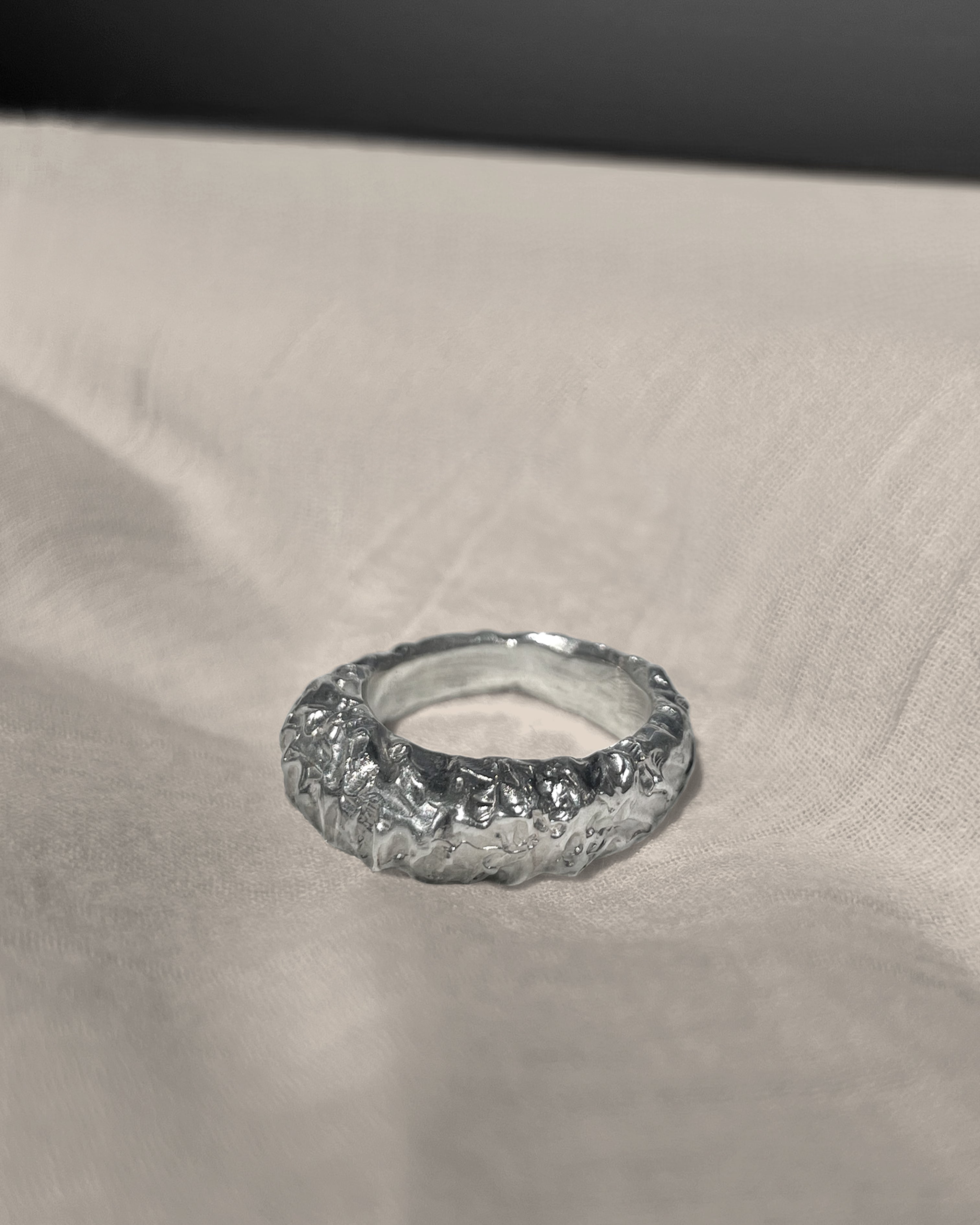 Brutalist ring III - Deep