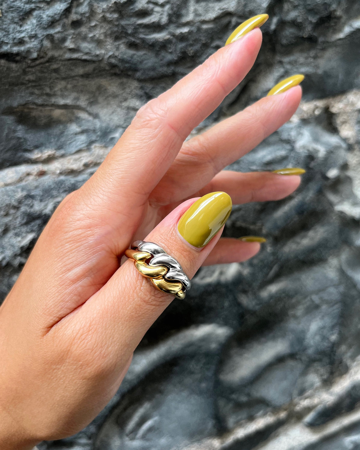 Two-tone chain link ring
