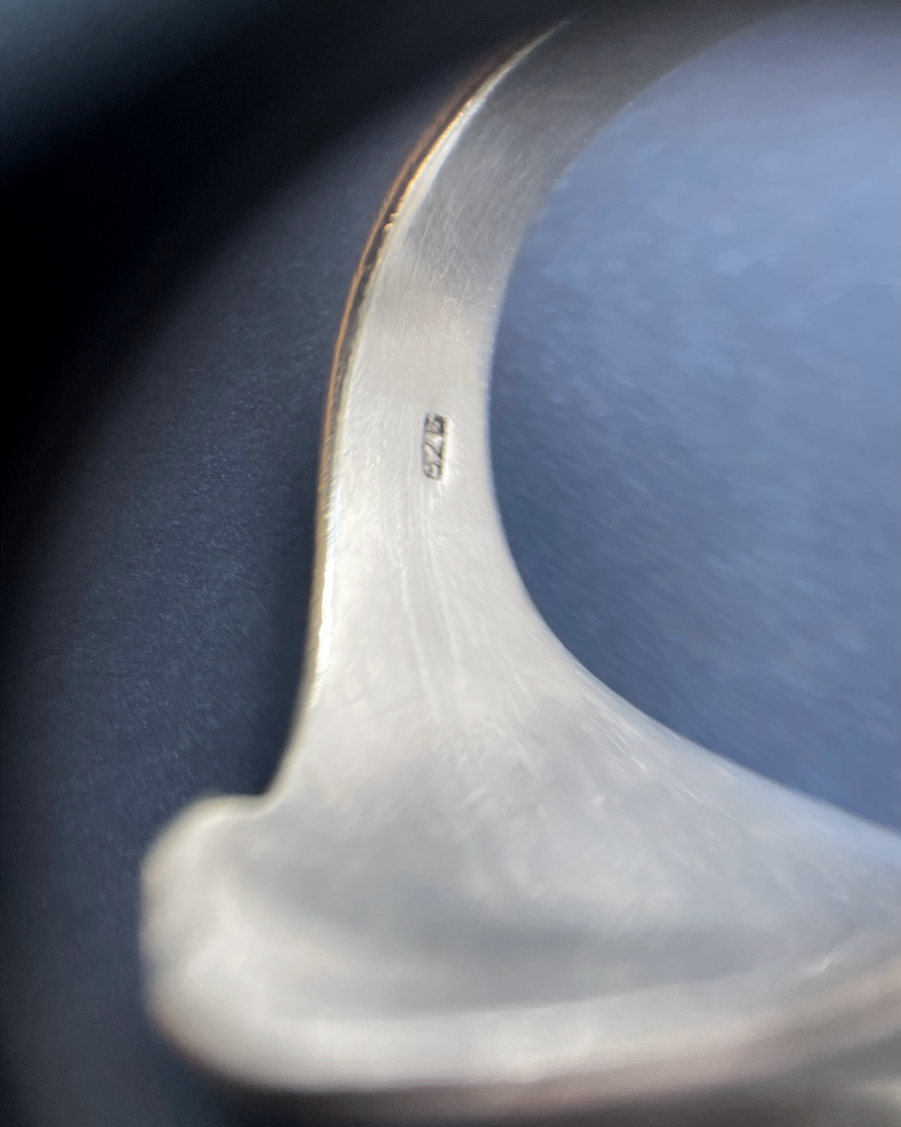 Close-up of modernist French curvilinear ring in sterling silver showing 925 hallmark – Auric Vintage