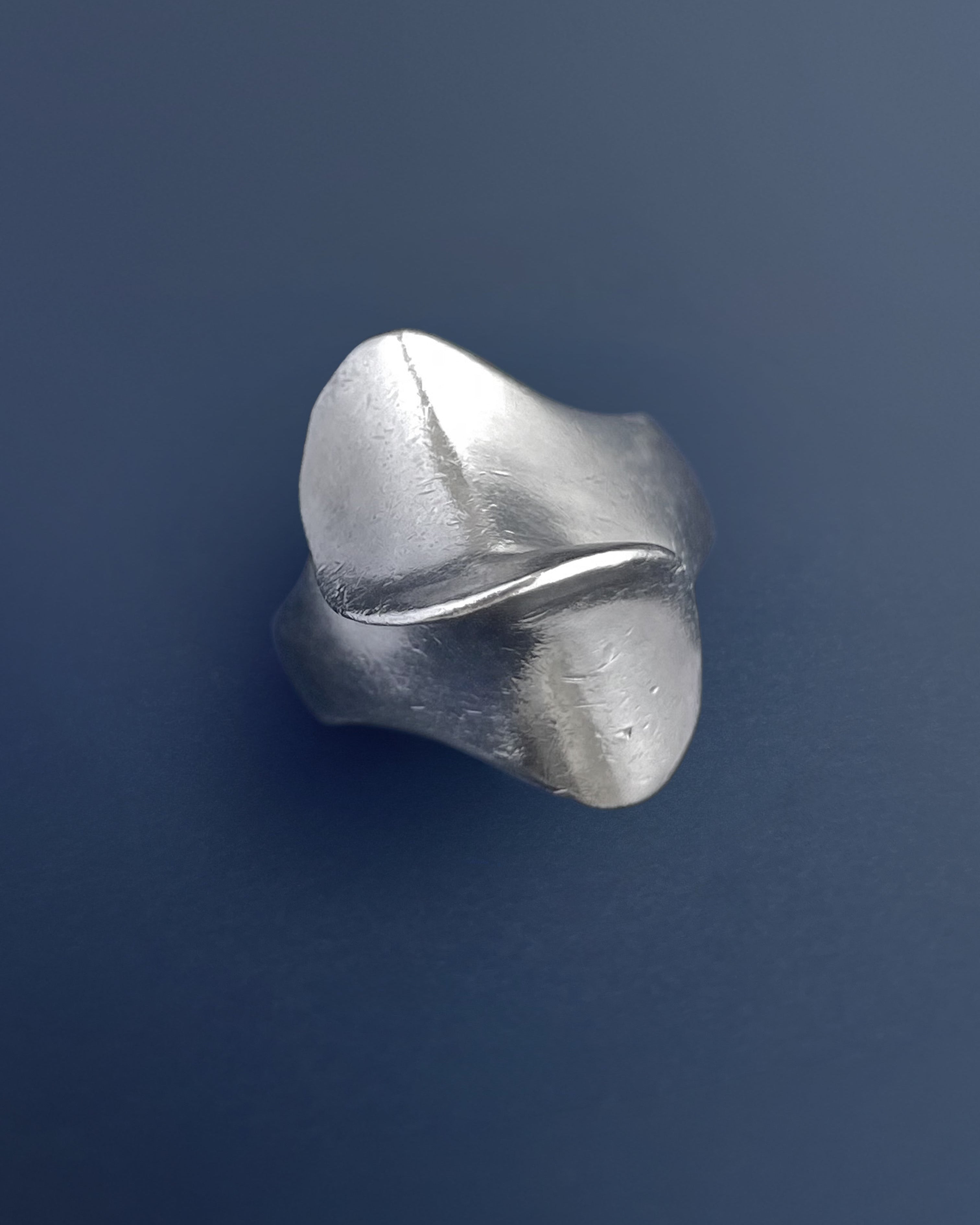 Modernist French curvilinear ring in sterling silver with smooth folded twist and broad shoulders – Auric Vintage