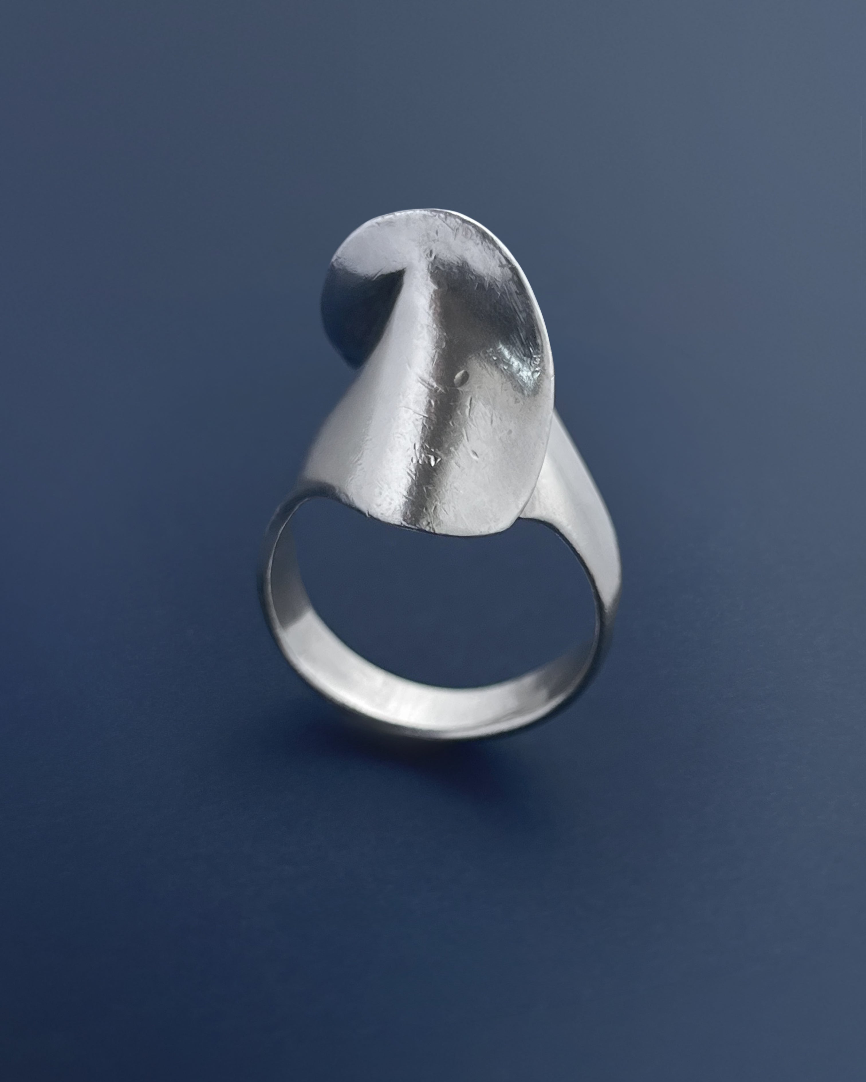 Modernist French curvilinear ring in sterling silver with sculptural folded twist design – Auric Vintage