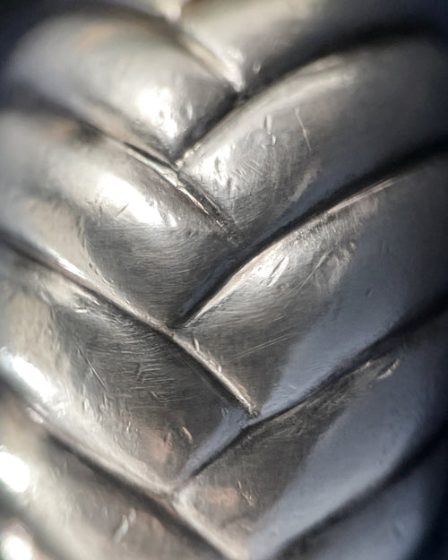 Close-up of 1970s French sterling silver basket weave bombé ring showing fishtail braid pattern – Auric Vintage