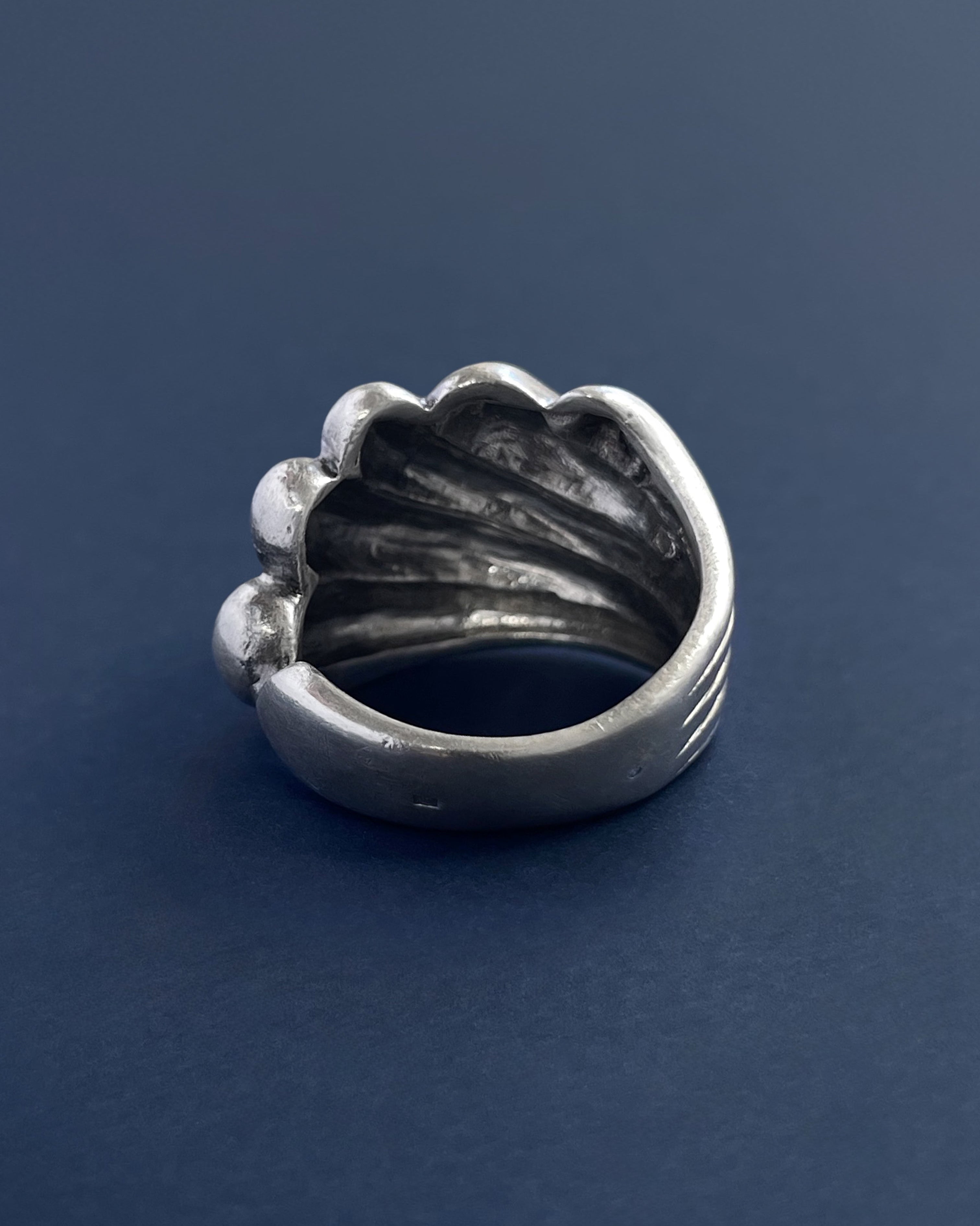 Reverse of 1970s ribbed wave ring in sterling silver showing solid shank and sculptural form – Auric Vintage