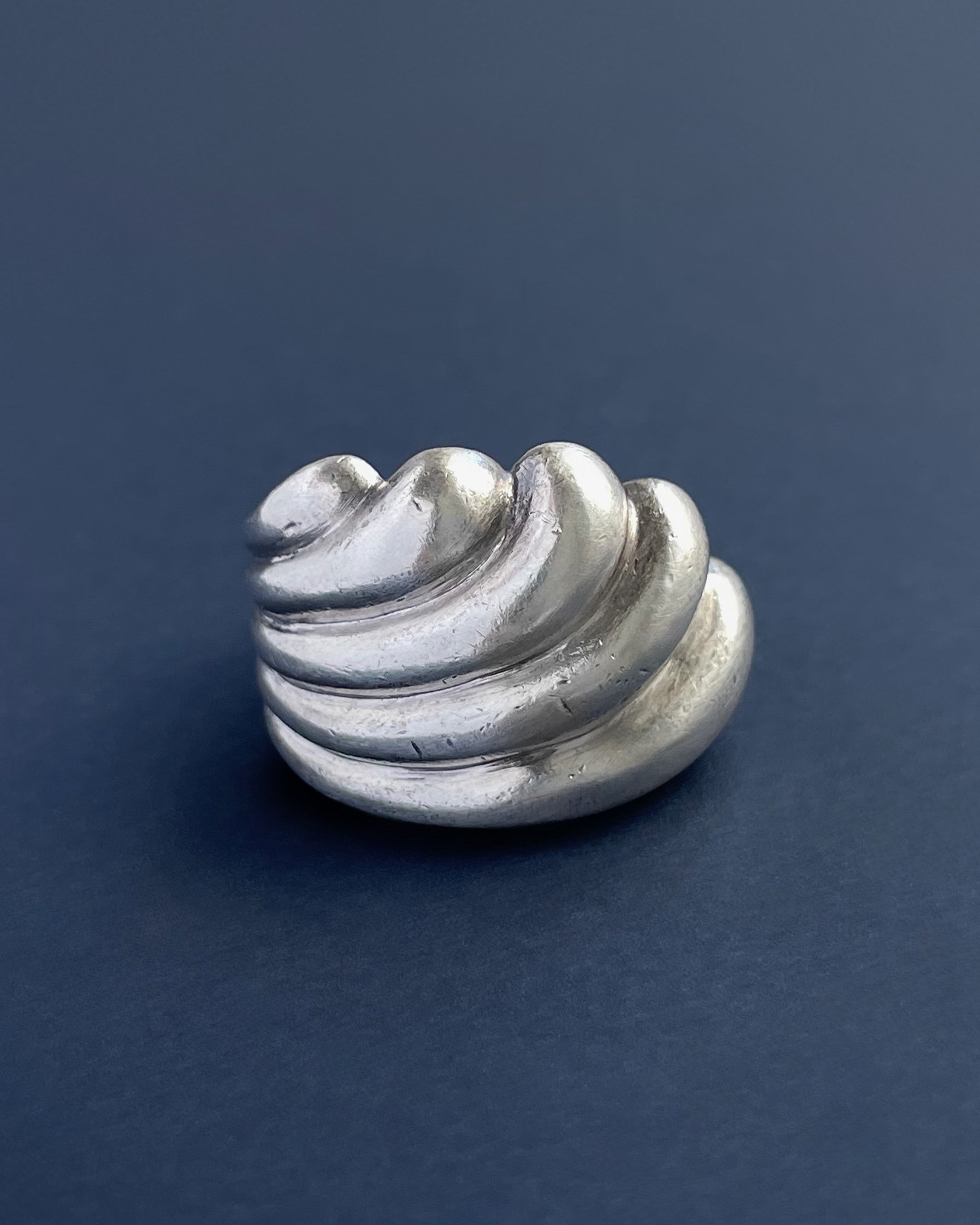 Seventies ribbed wave ring in sterling silver with asymmetrical sculptural form and deep ribbed detail – Auric Vintage