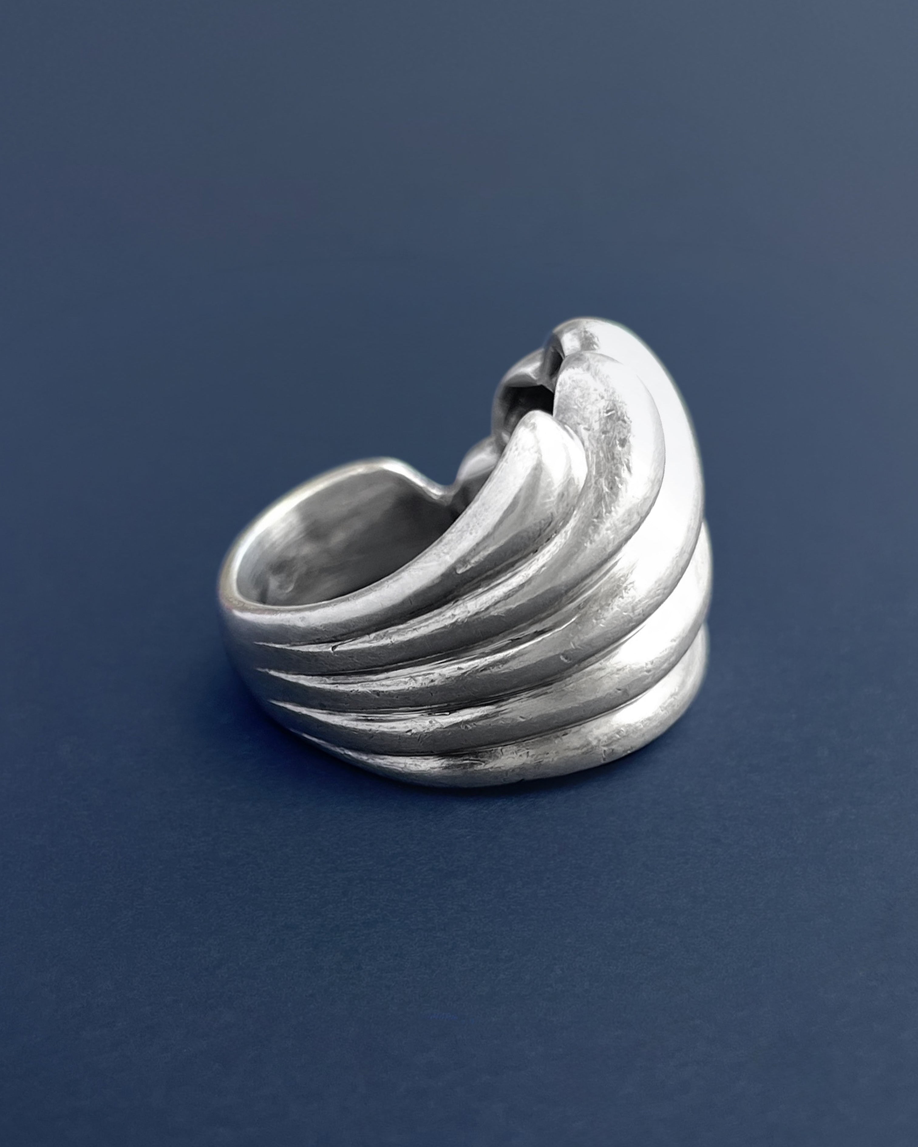 Side view of seventies ribbed wave ring in sterling silver showing sculptural profile and curved shank – Auric Vintage