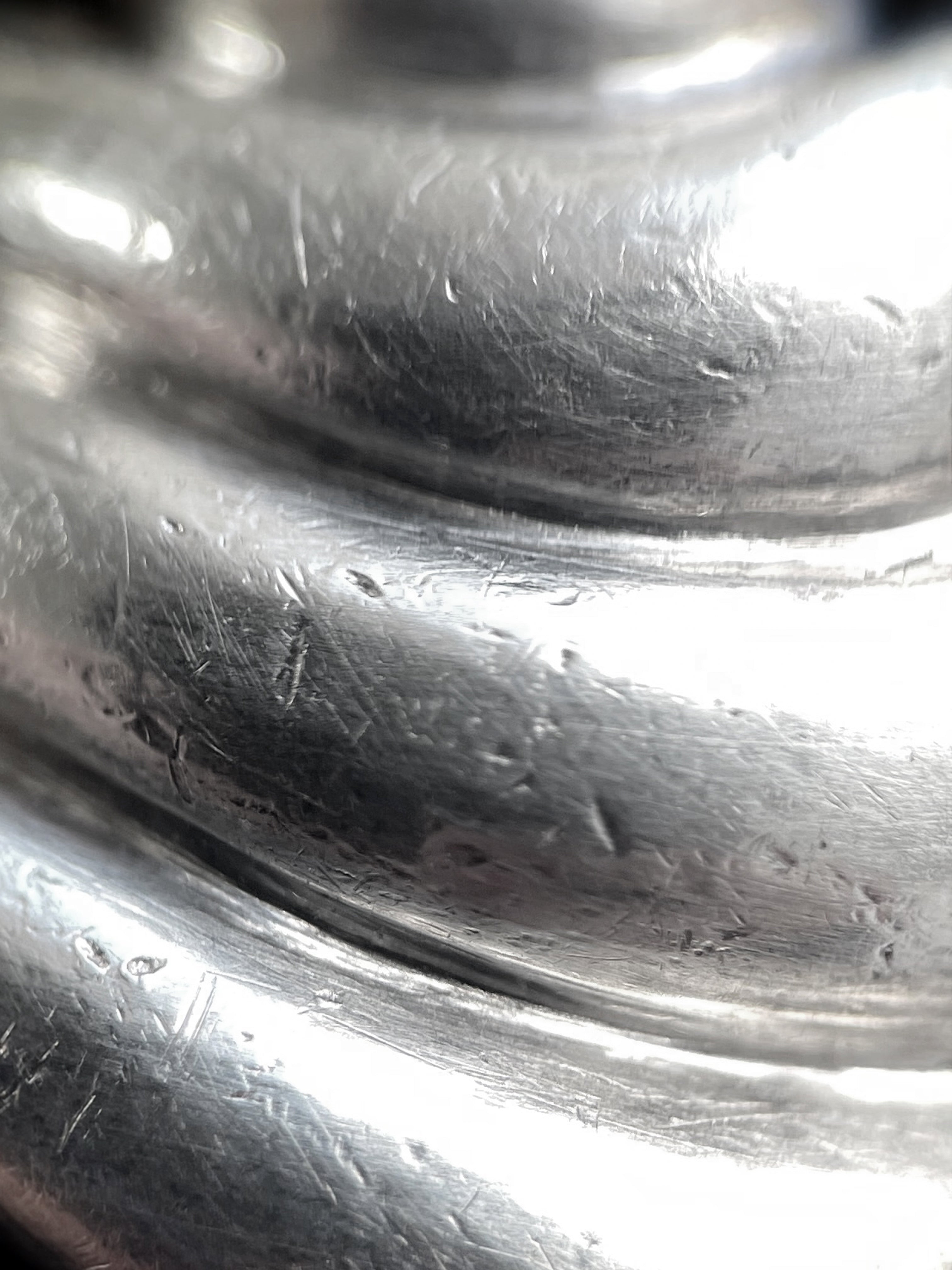 Close-up of seventies sterling silver ribbed wave ring showing deep incised ribbed detail – Auric Vintage