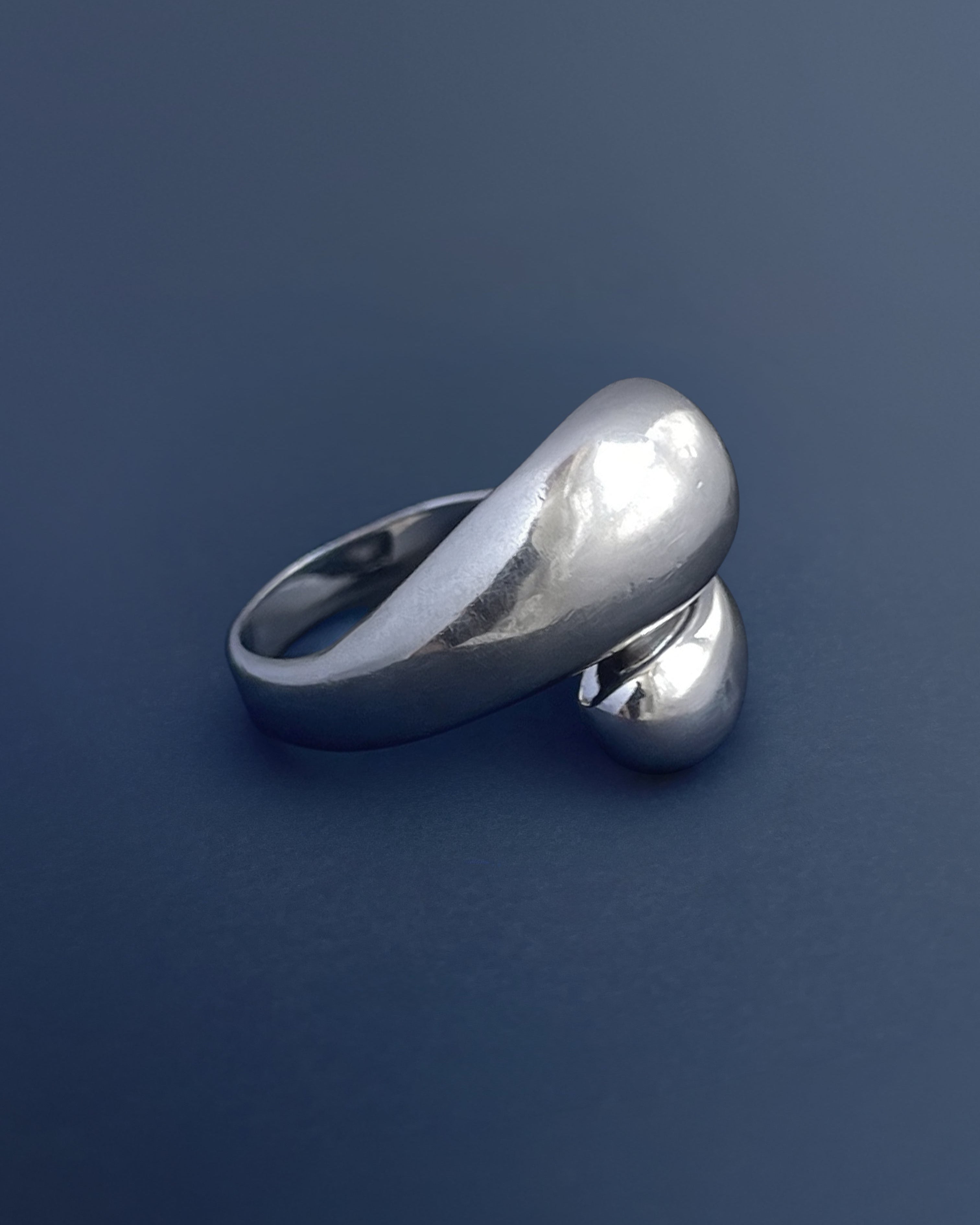 Side view of Y2K bypass ring in sterling silver showing fluid asymmetrical sculptural form – Auric Vintage