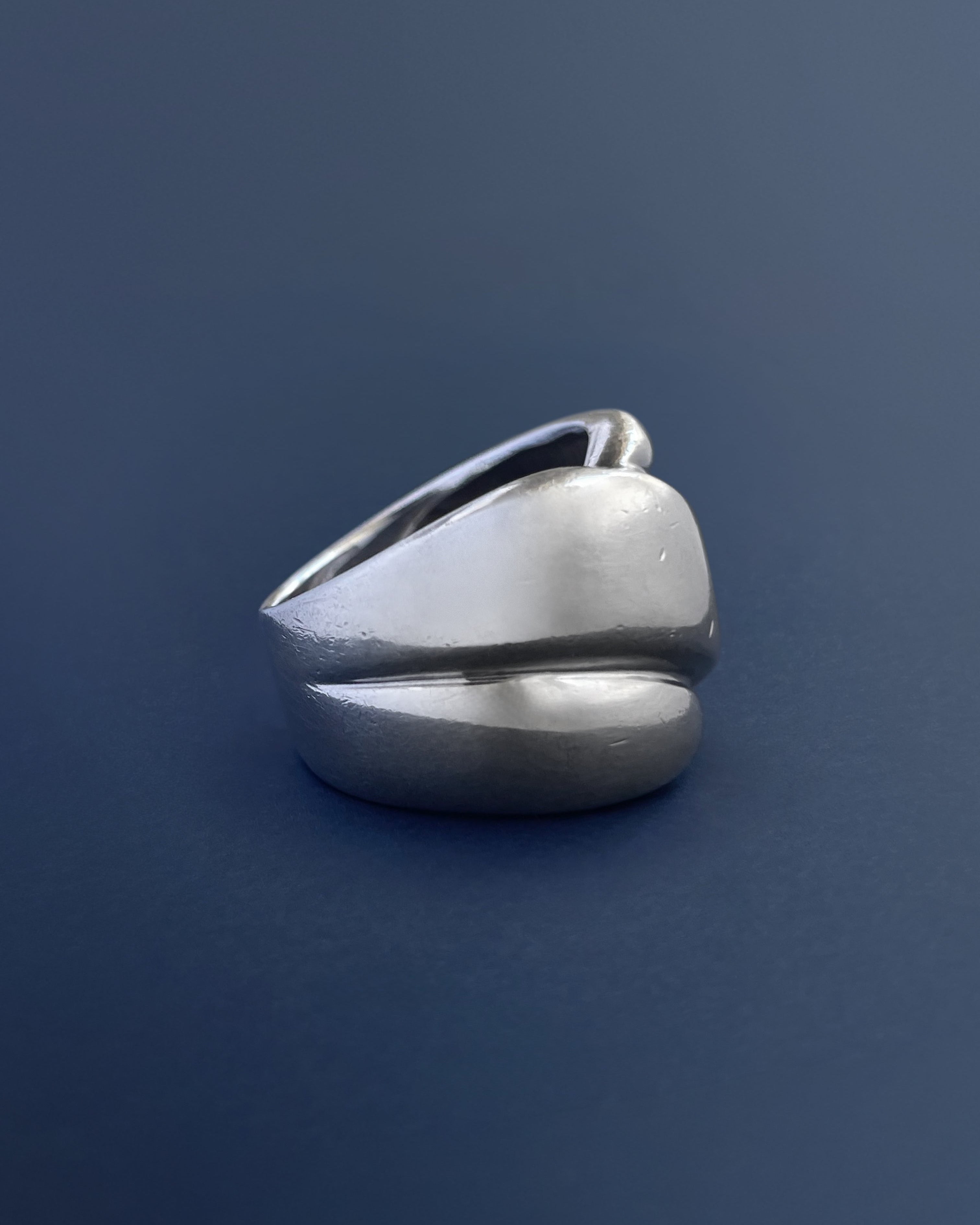 Side view of 1970s French chunky crossover ring in sterling silver showing sweeping crossover profile – Auric Vintage