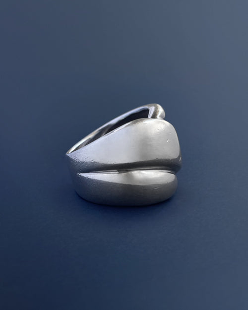 Side view of 1970s French chunky crossover ring in sterling silver showing sweeping crossover profile – Auric Vintage