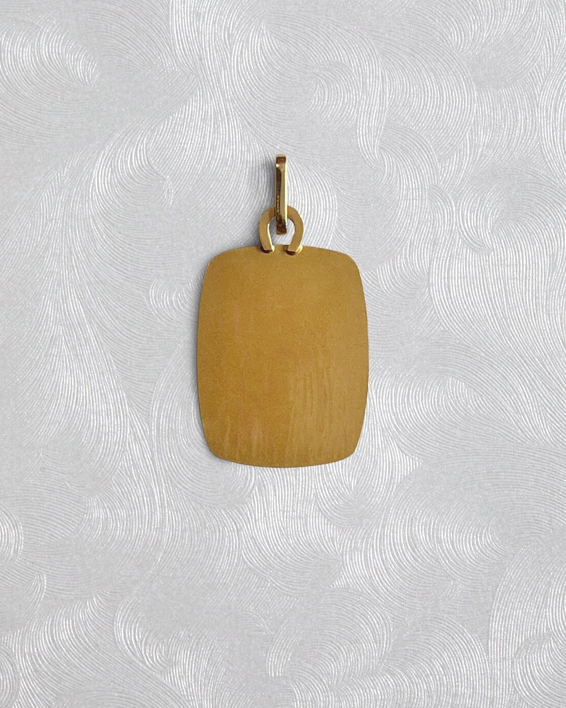Reverse of vintage tablet-shaped St. Christopher pendant in 18kt yellow gold showing polished back and oval bail – Auric Vintage