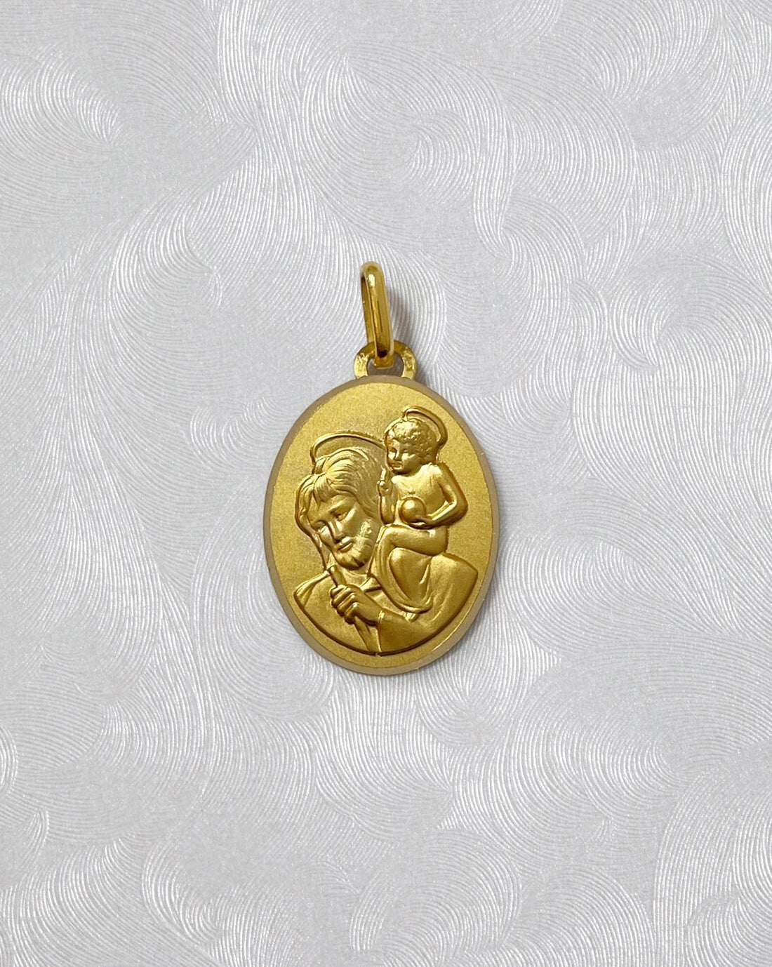 1950s French oval St. Christopher medal in 18kt yellow gold with haloed figures and polished border – Auric Vintage