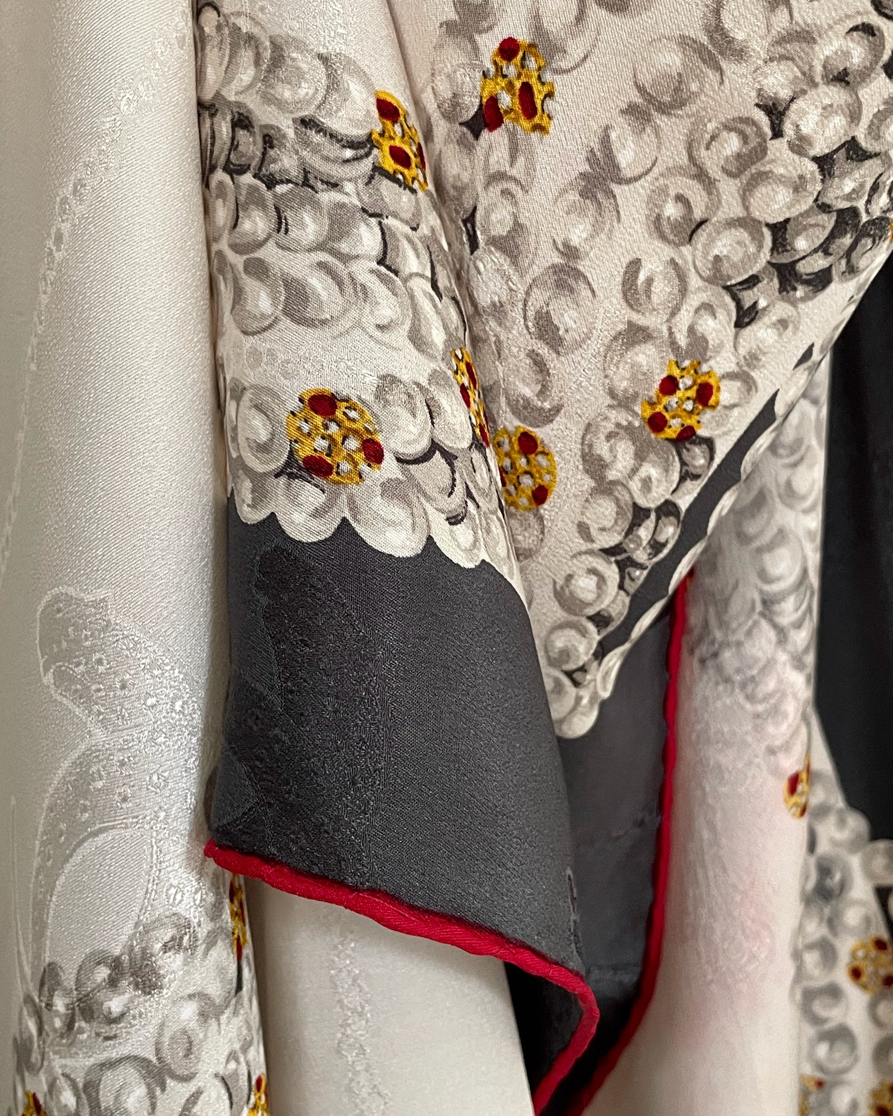Must de Cartier Panther scarf in white-grey