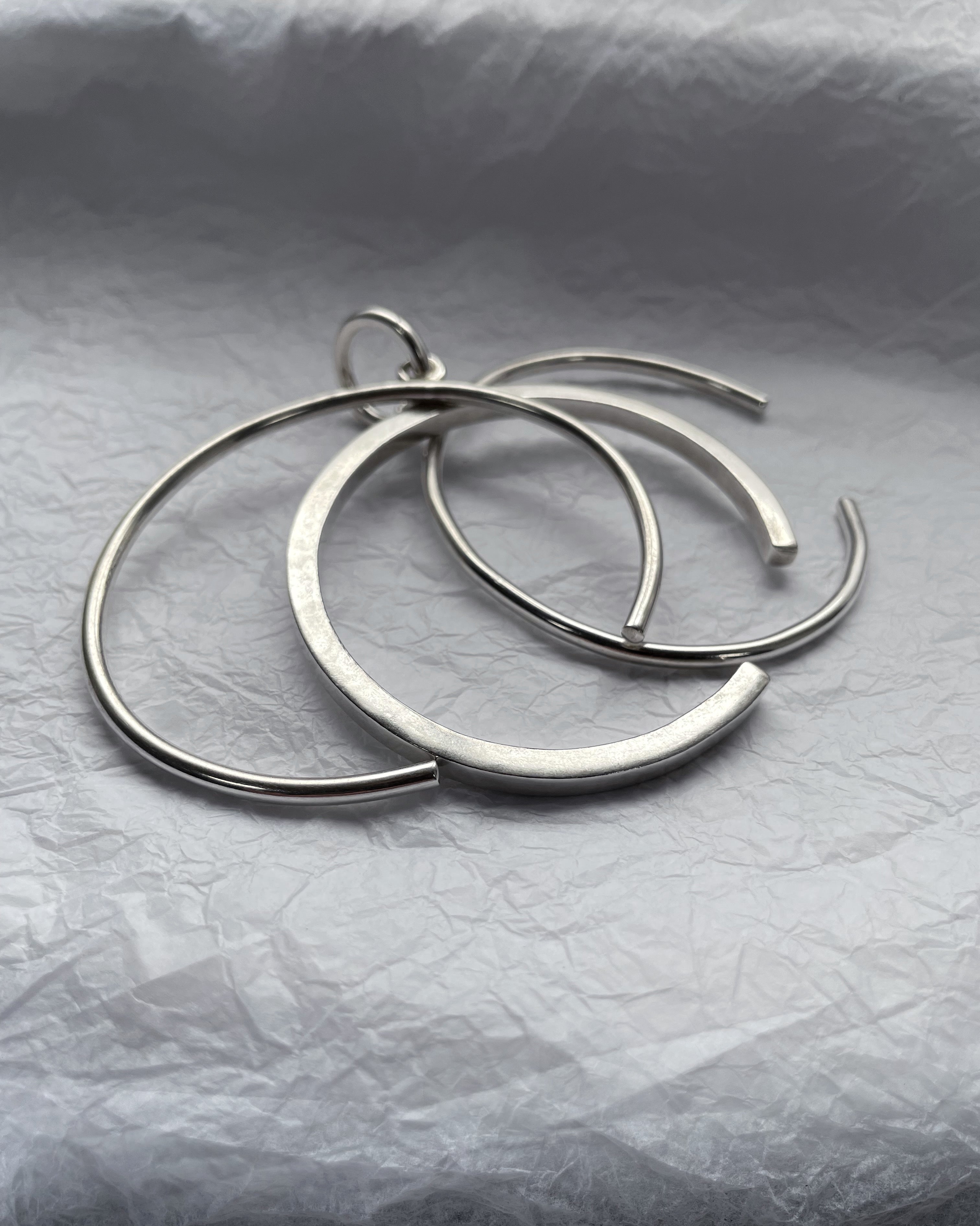 1990s tri-torque bangle in sterling silver with three connected forms and sculptural design – Auric Vintage