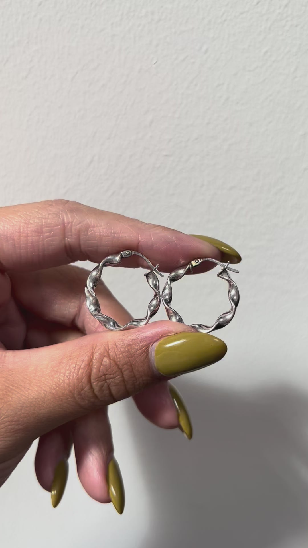 Twirl twist hoop earrings