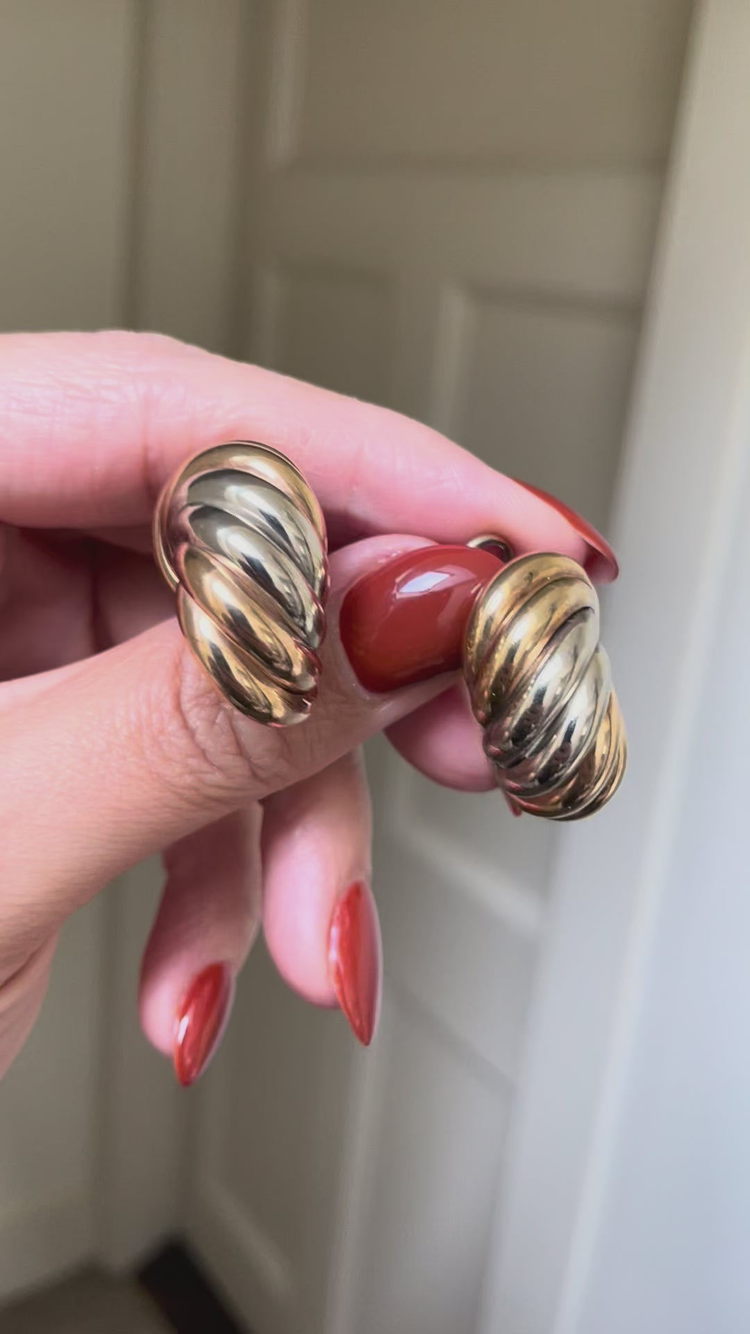 Video of seventies tri-gold spiral hoop earrings in 9kt gold held in hand showing movement and tri-colour gold detail – Auric Vintage